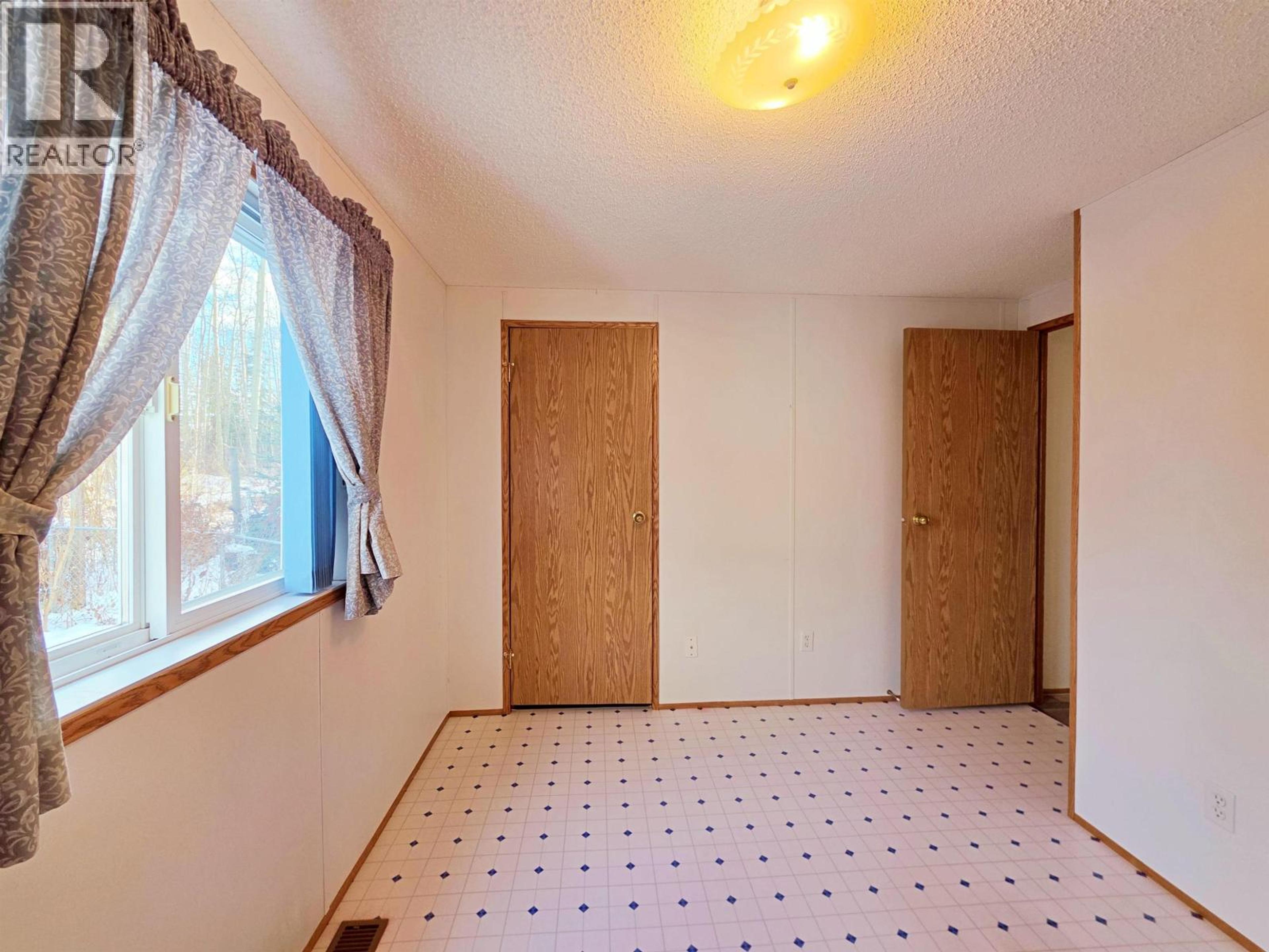 #11 2121 BALSAM AVENUE - 17