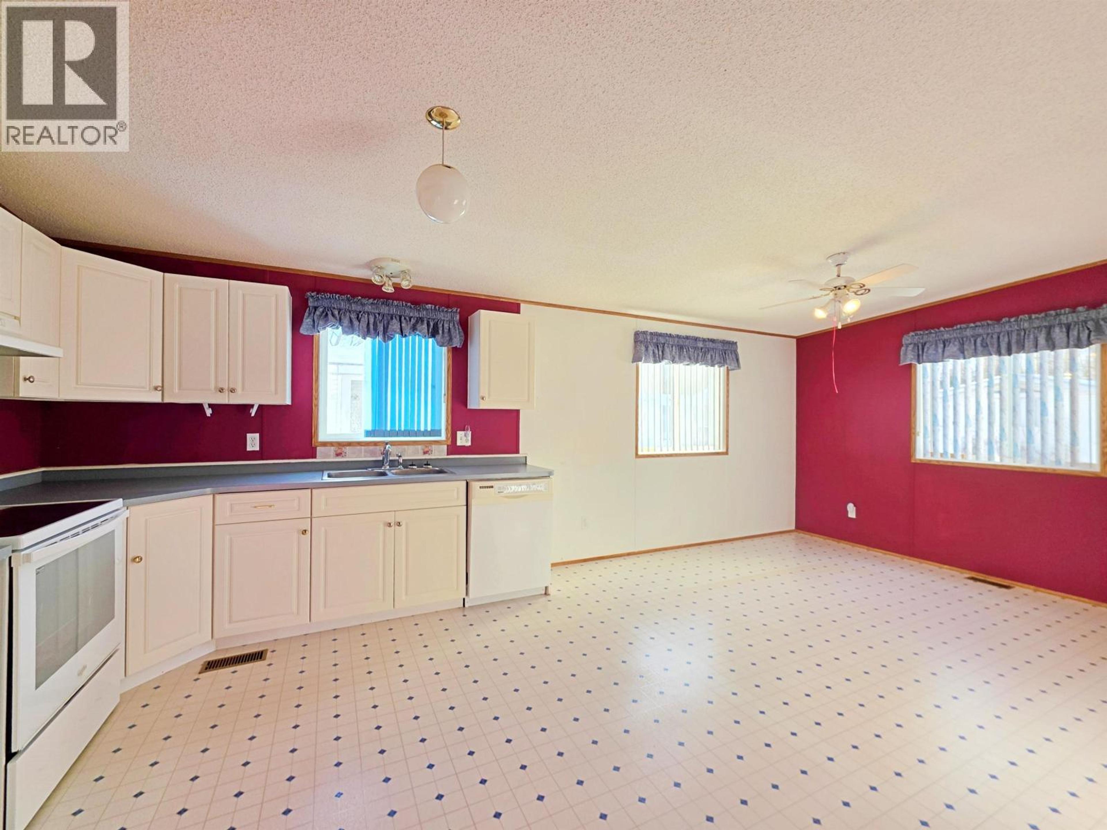 #11 2121 BALSAM AVENUE - 5