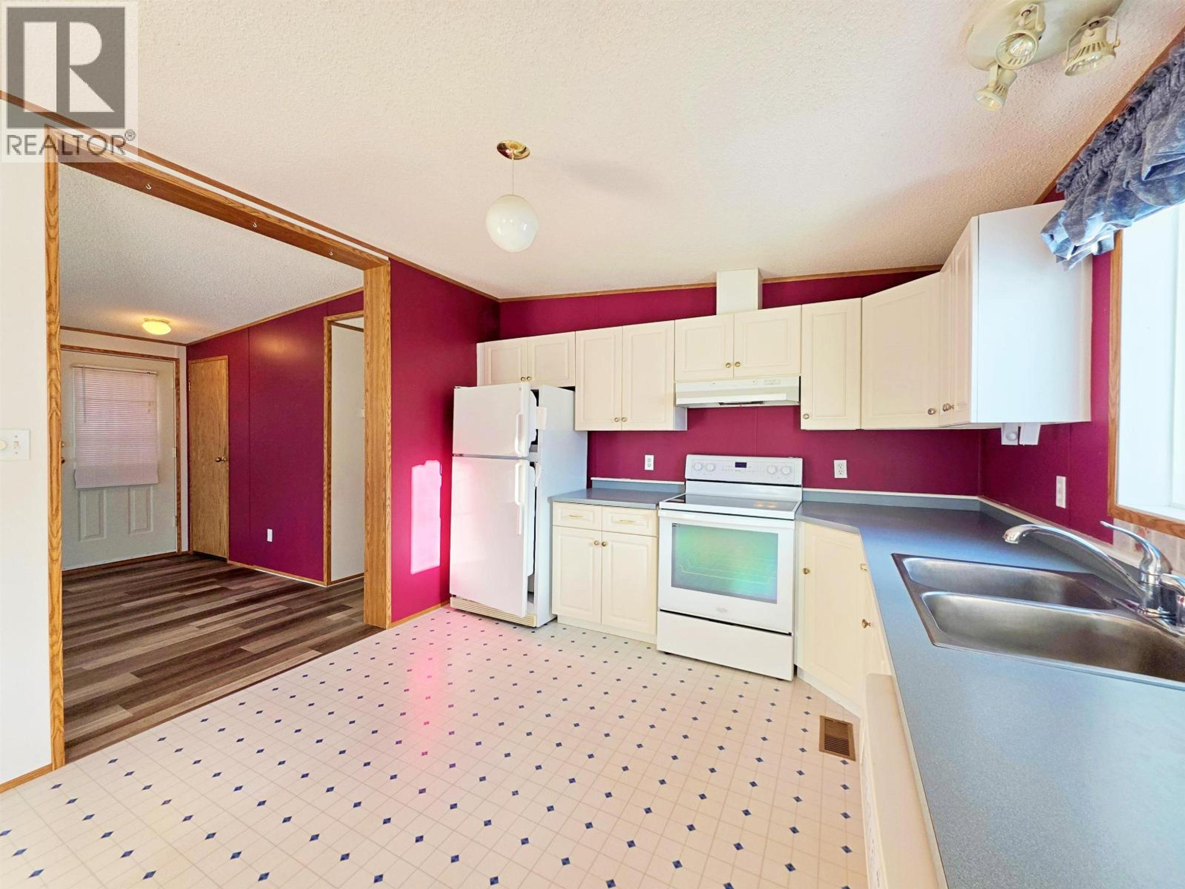 #11 2121 BALSAM AVENUE - 6