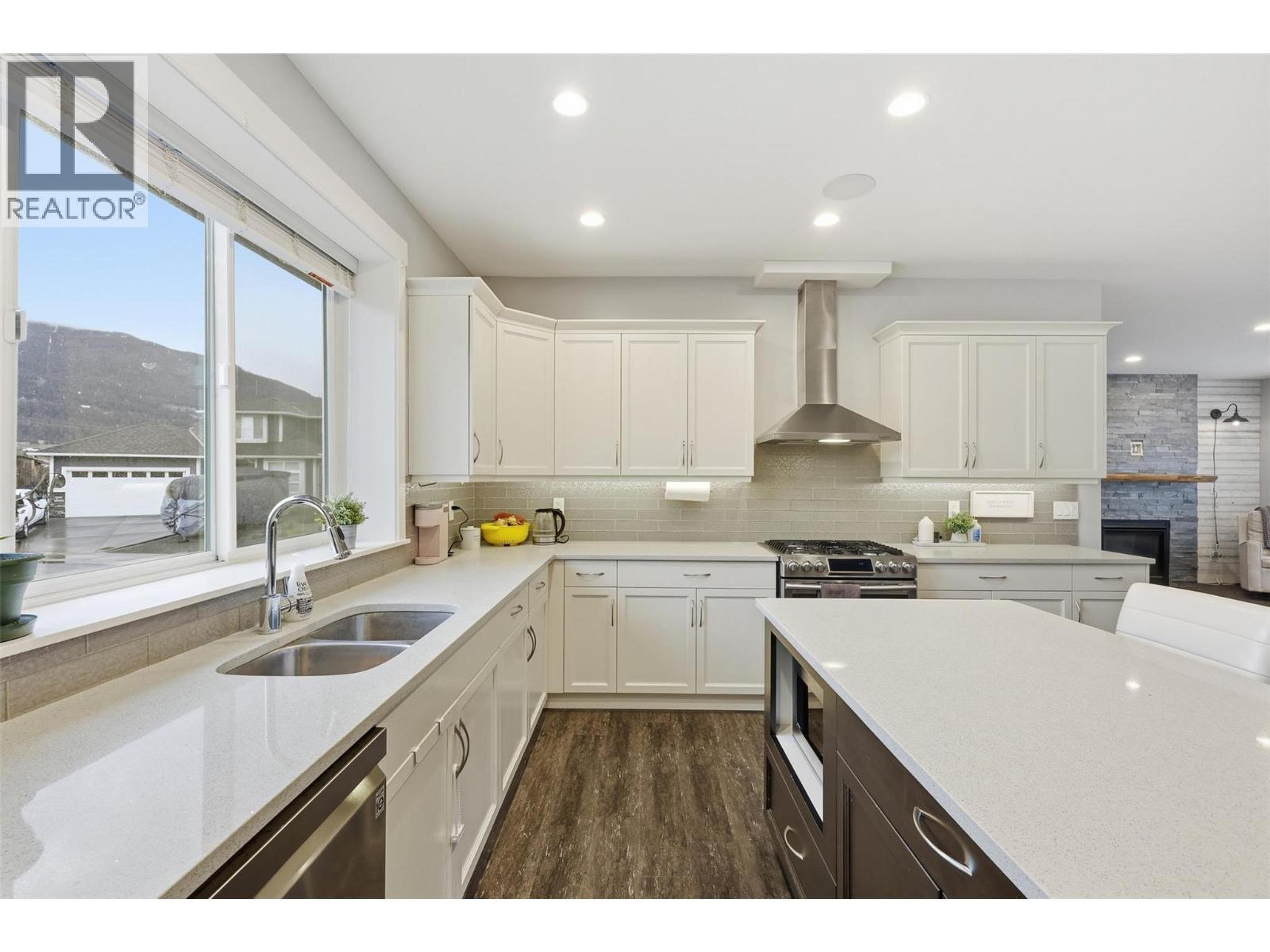 3005 MILLER COURT - 12