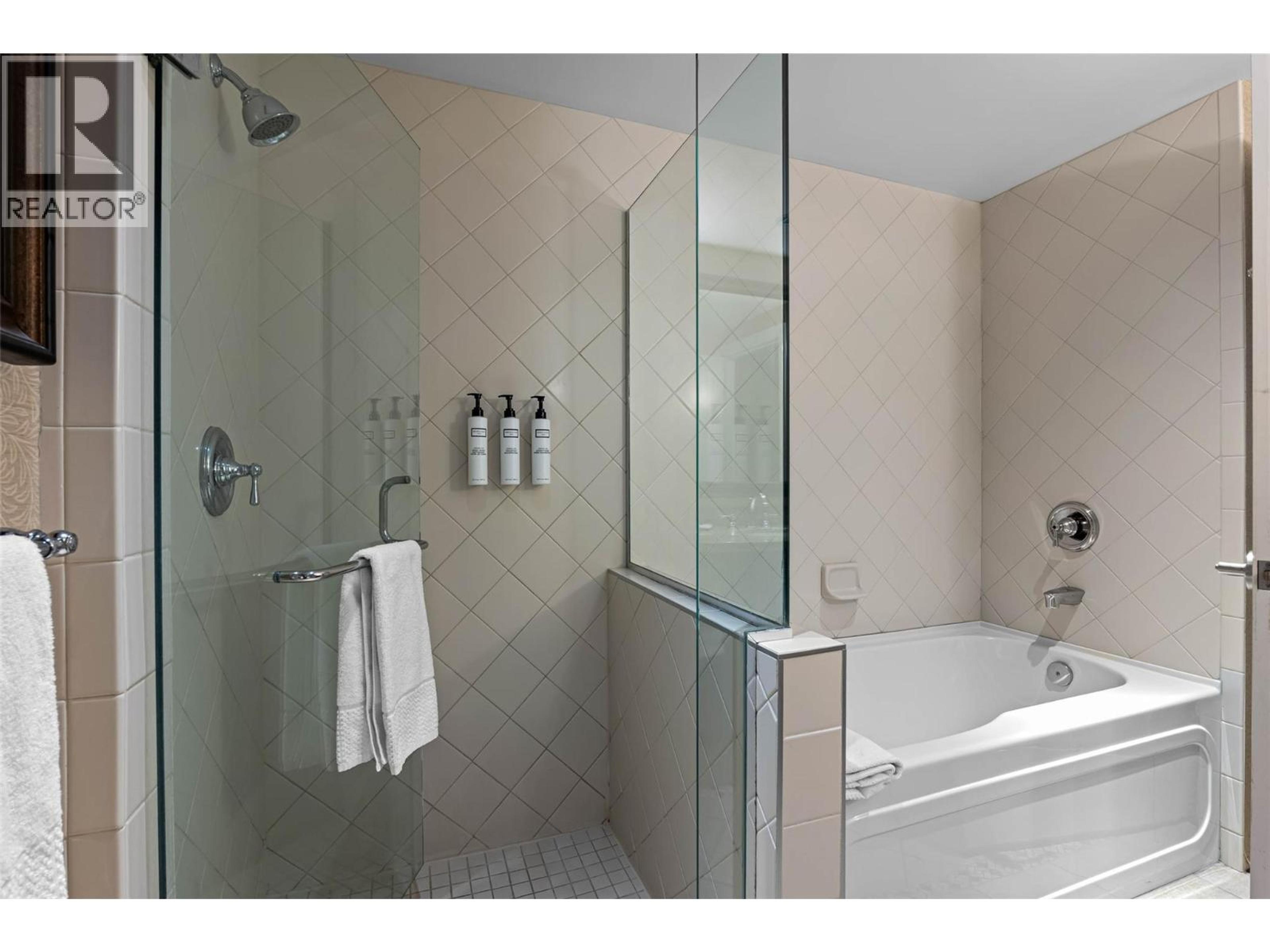 #1315C 3250 VILLAGE WAY - 17