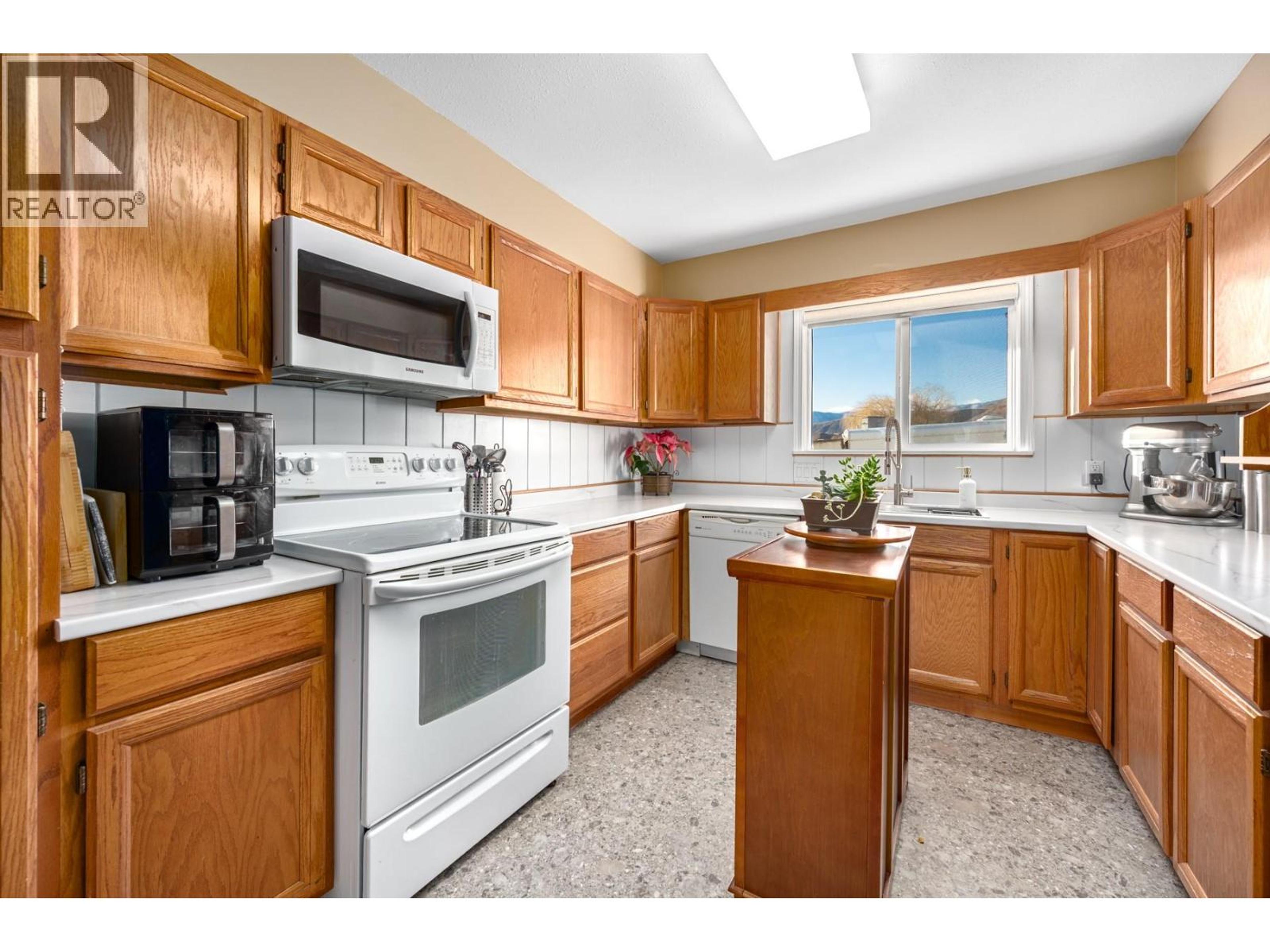 #211 825 HILL STREET - Main Image