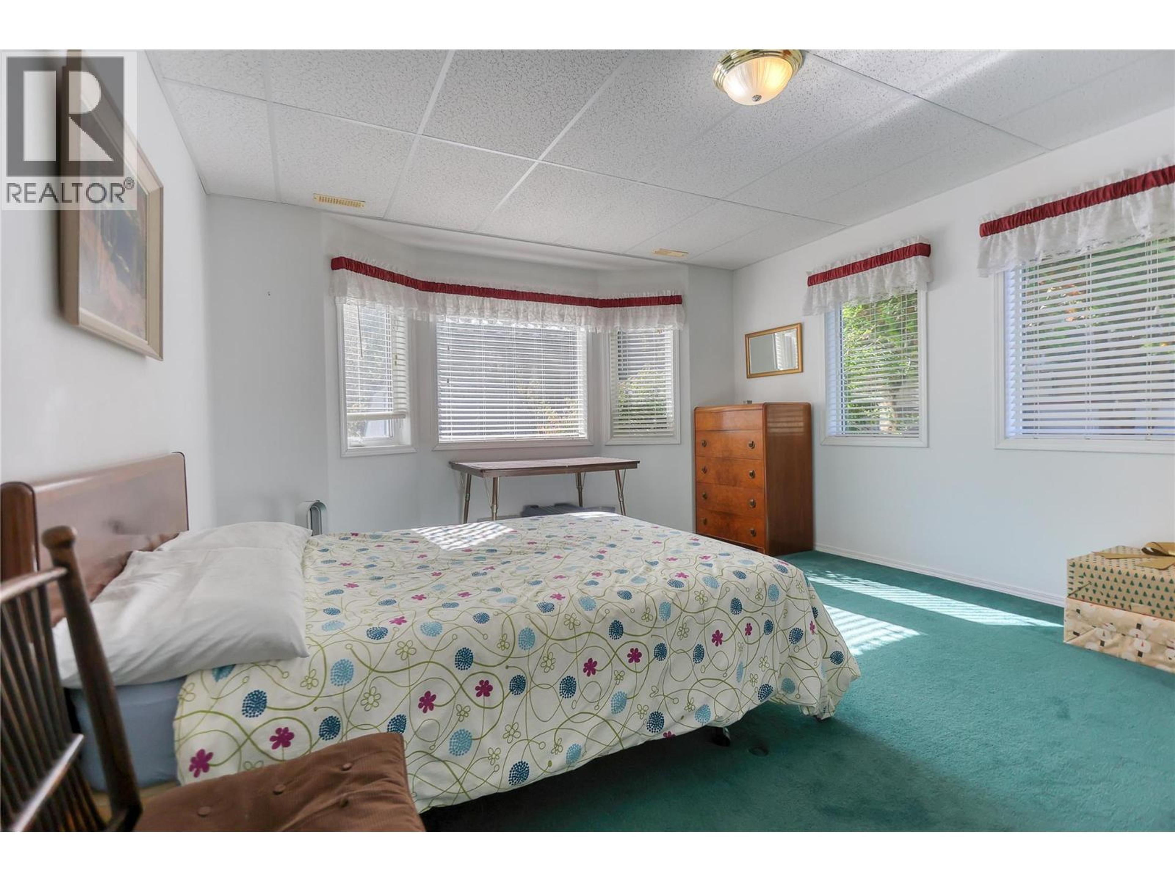 1495 VICTORIA AVENUE - 10