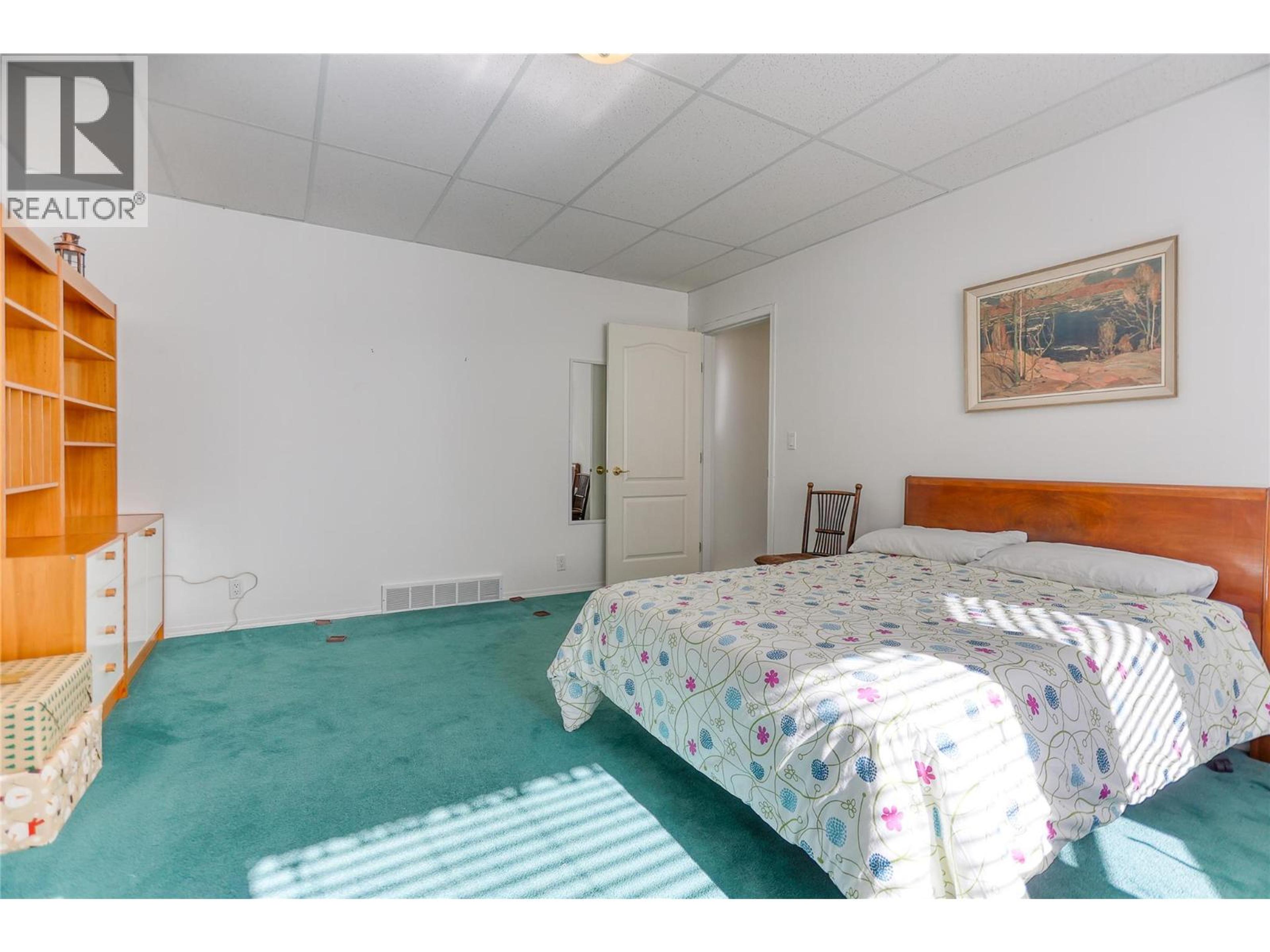 1495 VICTORIA AVENUE - 11