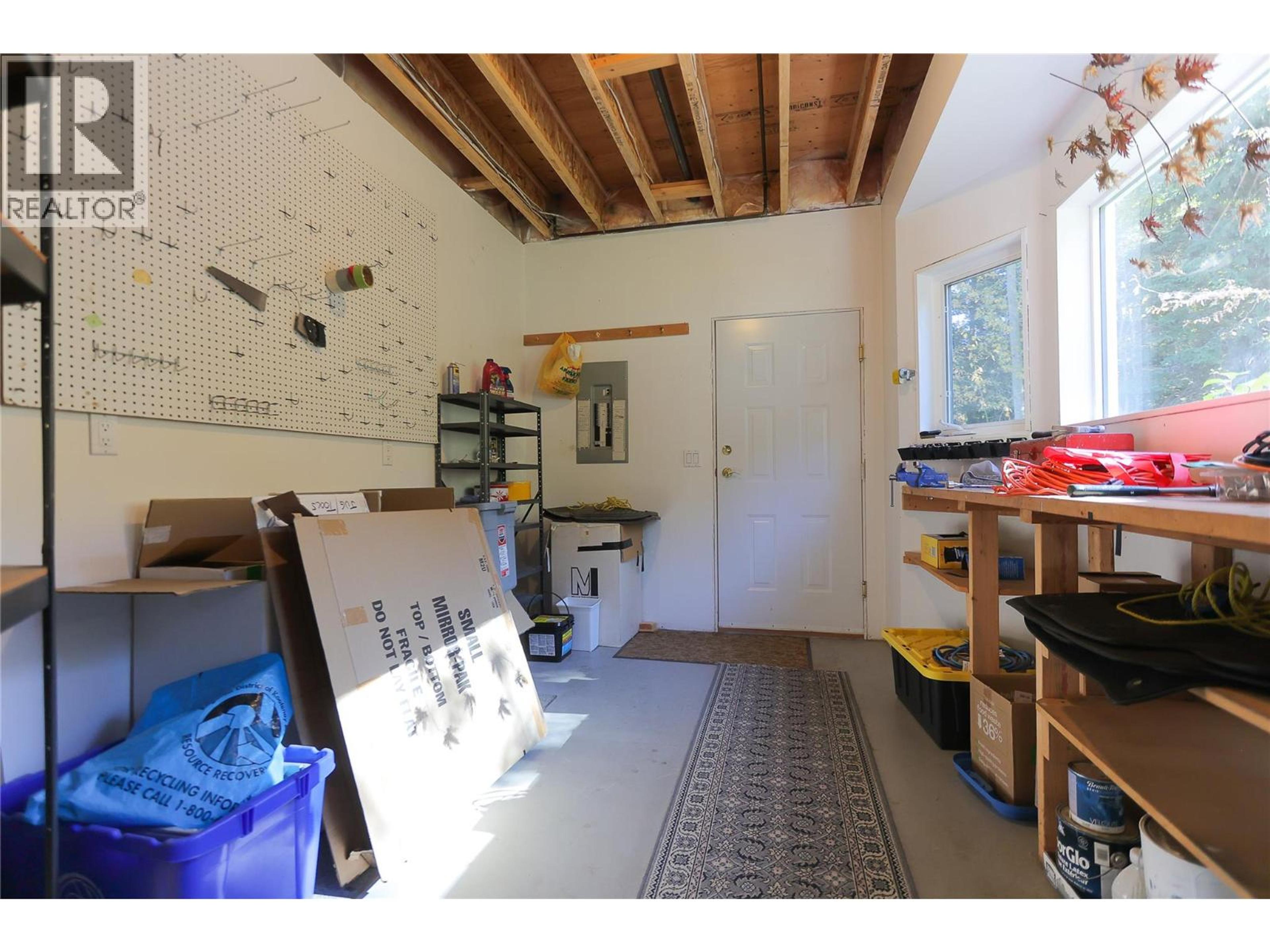 1495 VICTORIA AVENUE - 14