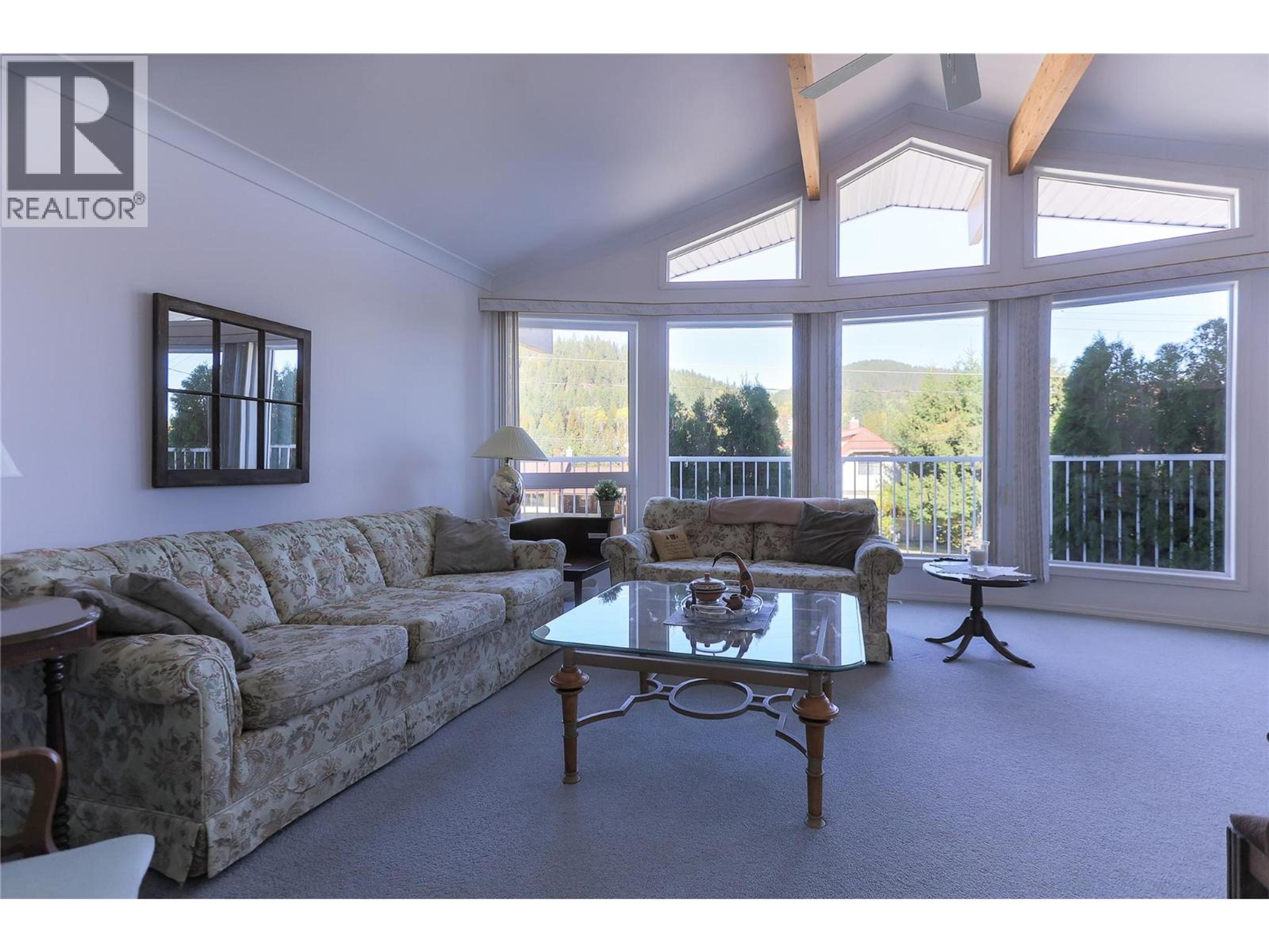 1495 VICTORIA AVENUE - 18