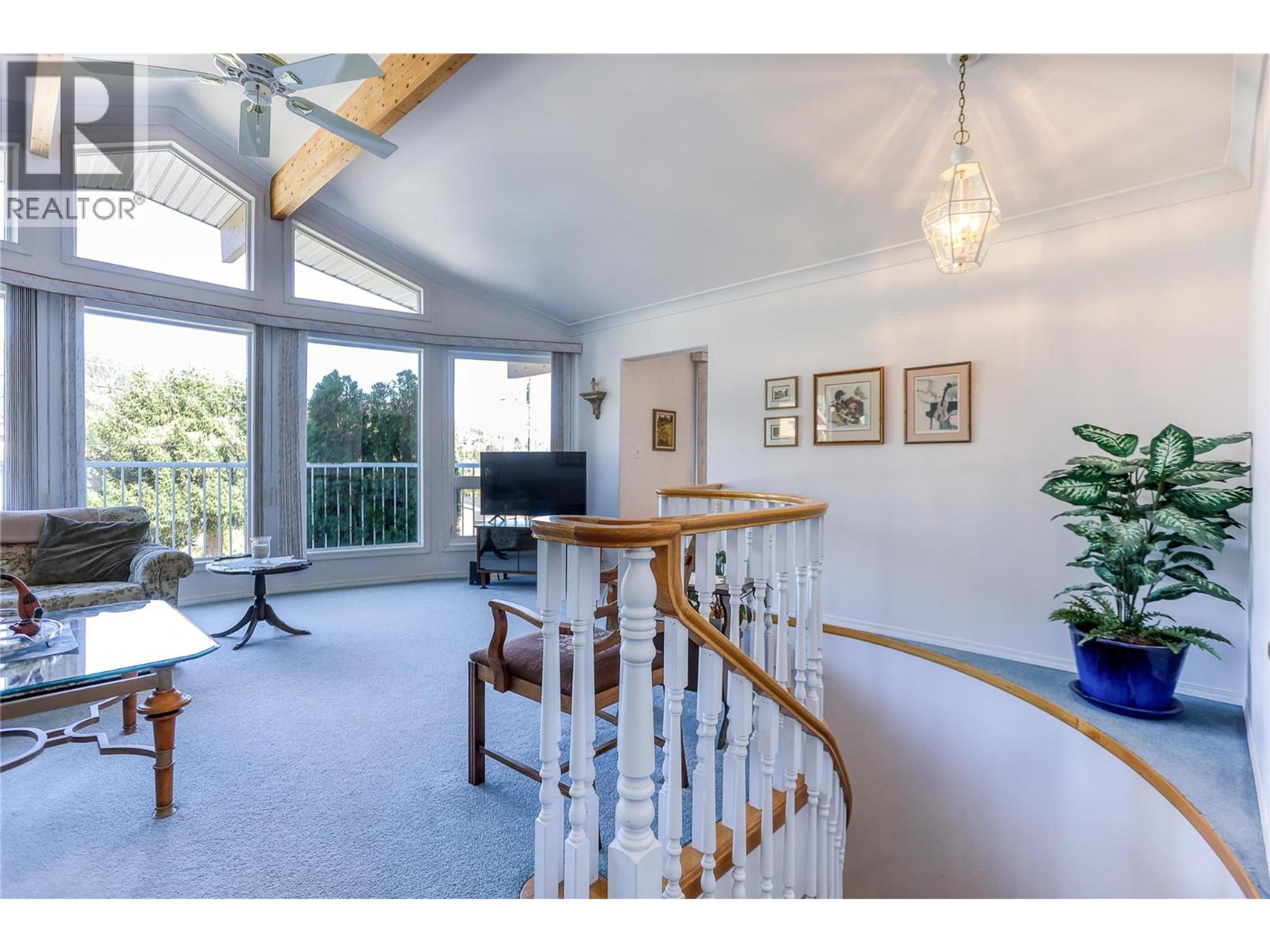 1495 VICTORIA AVENUE - 20