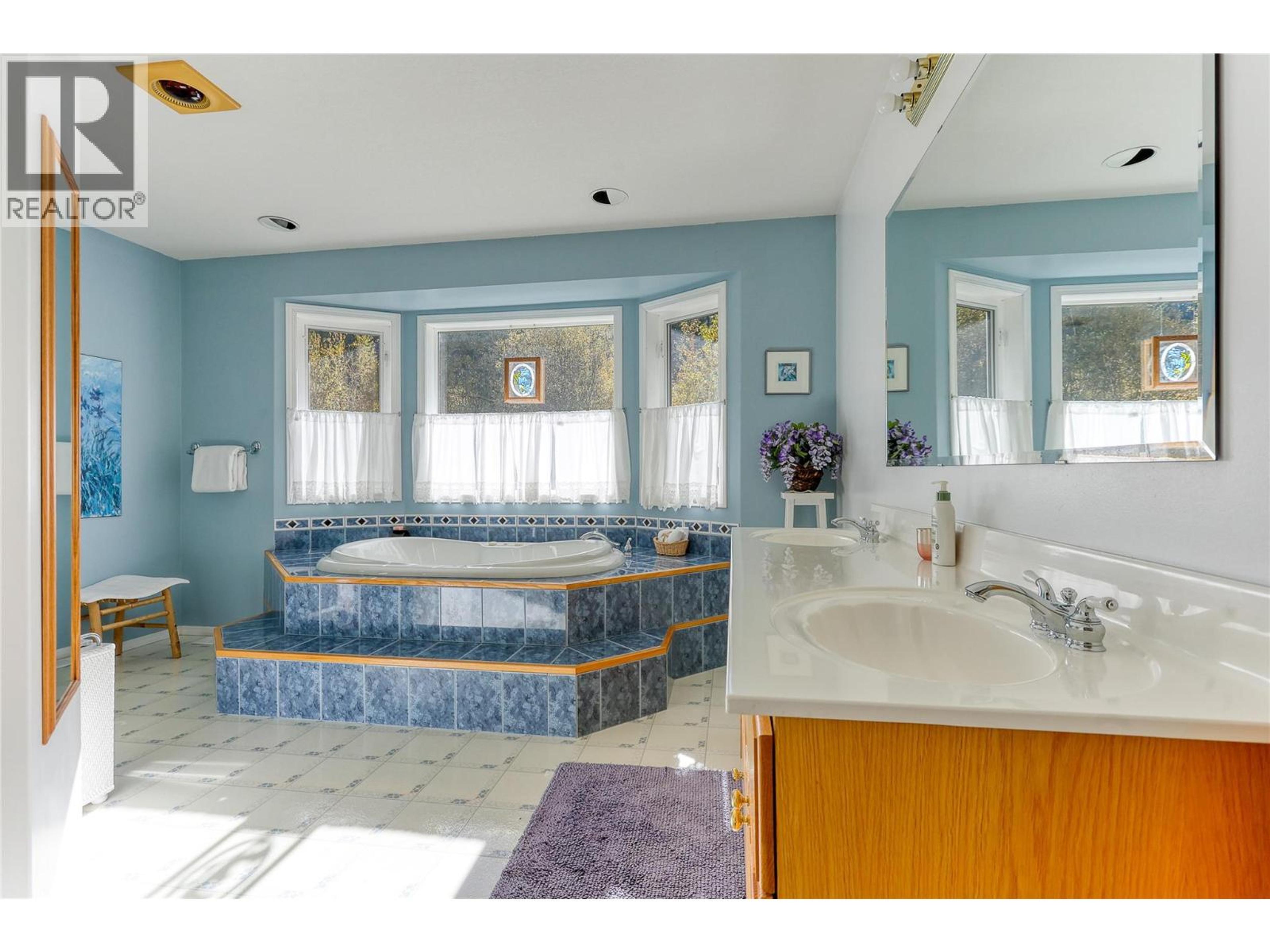 1495 VICTORIA AVENUE - 23