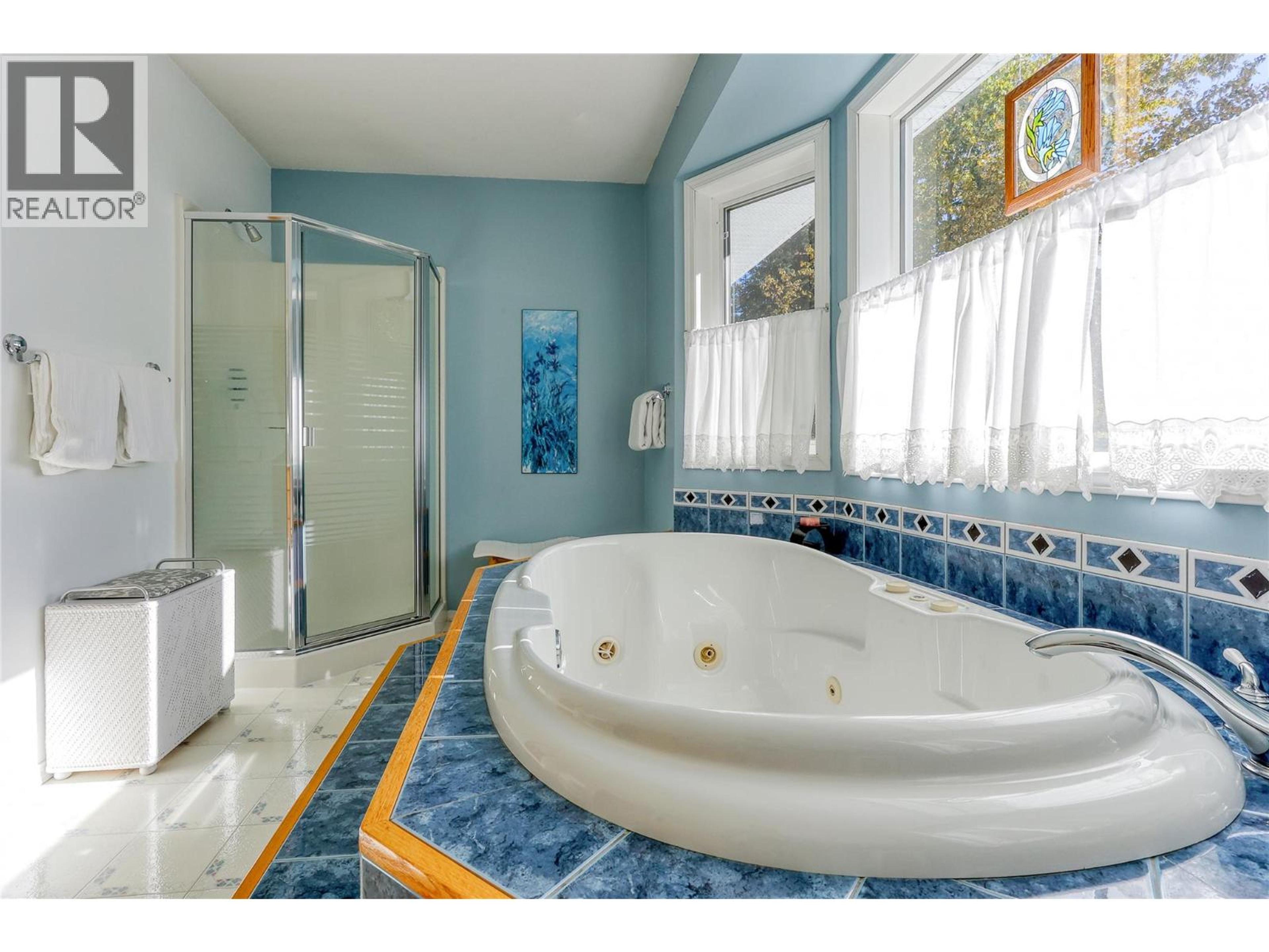 1495 VICTORIA AVENUE - 24