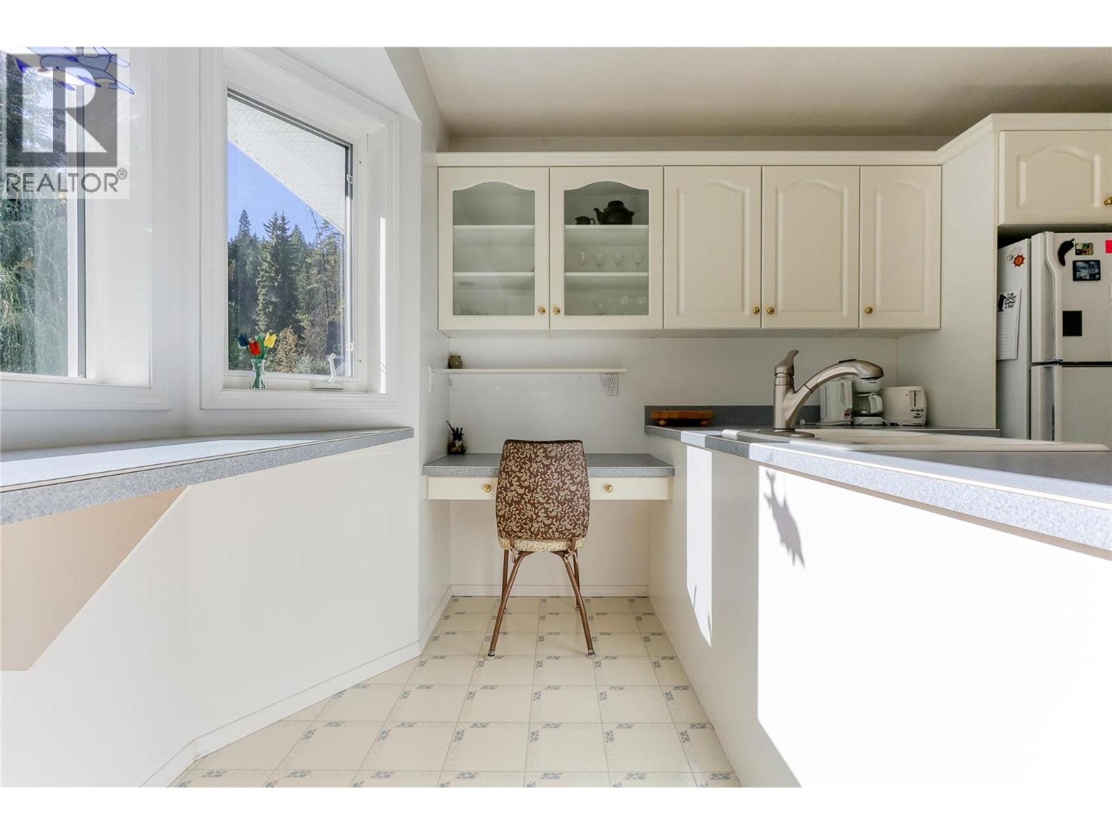 1495 VICTORIA AVENUE - 33