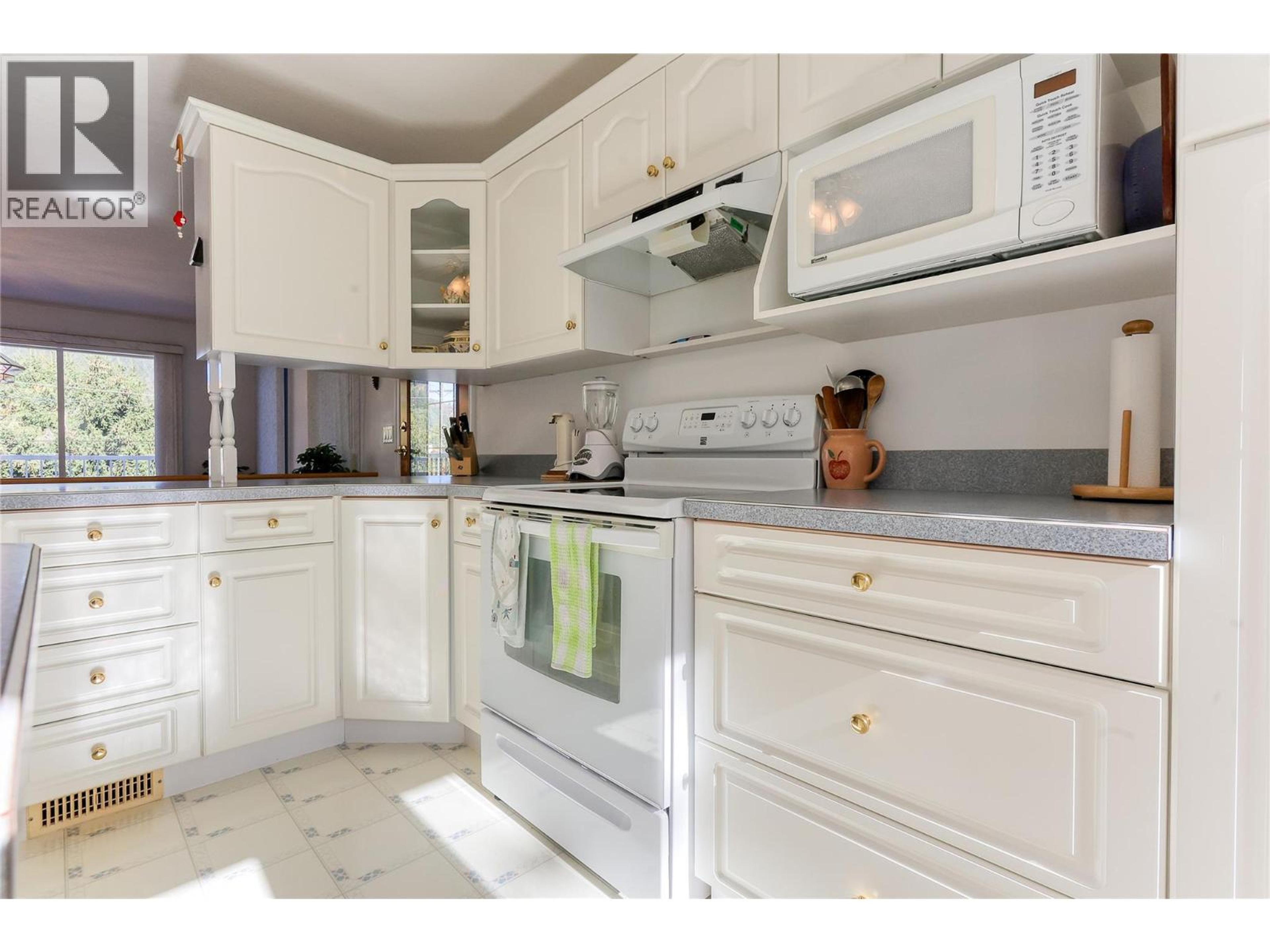 1495 VICTORIA AVENUE - 34