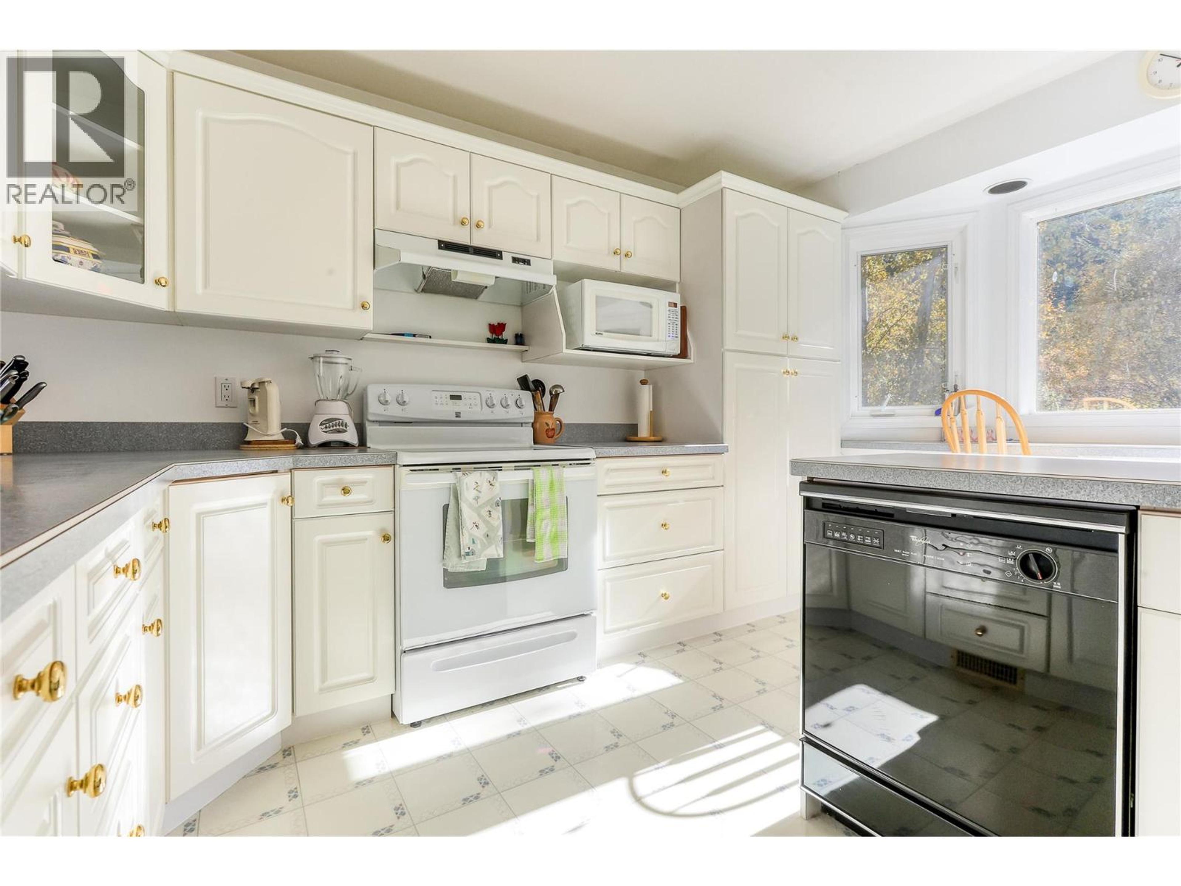 1495 VICTORIA AVENUE - 35