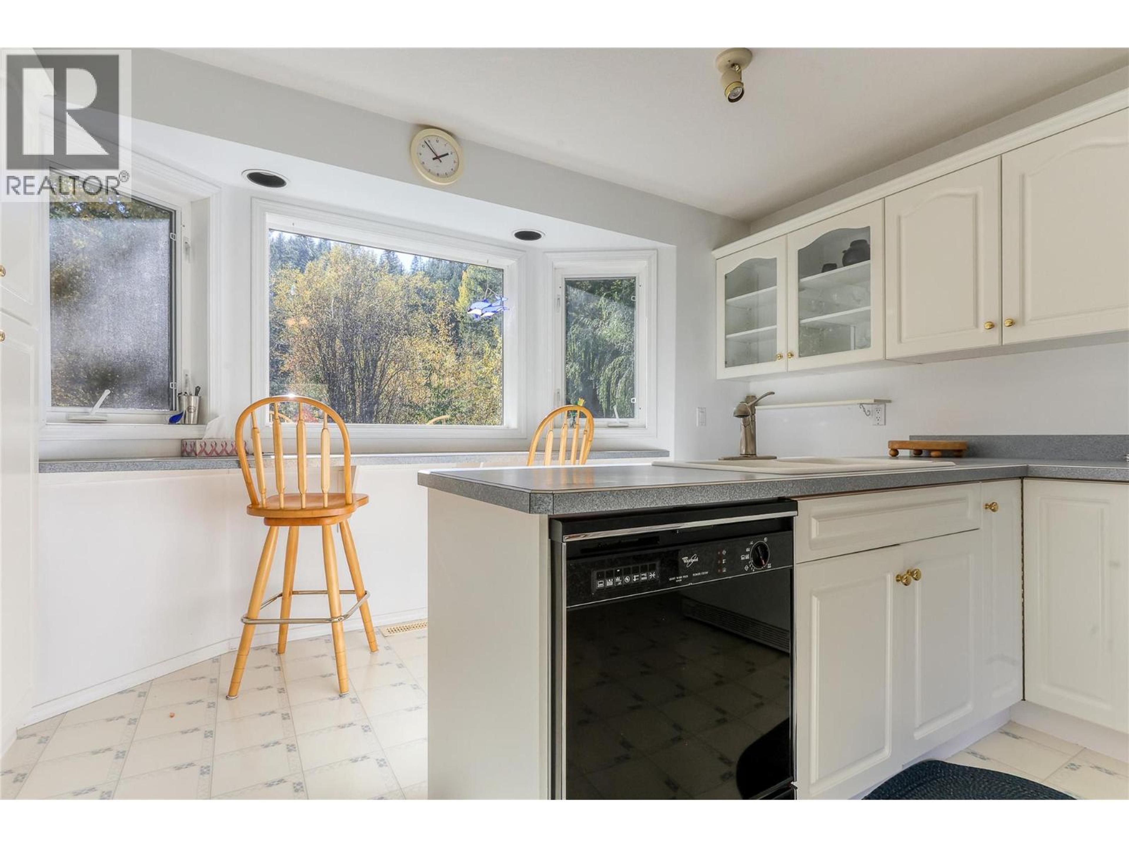 1495 VICTORIA AVENUE - 36