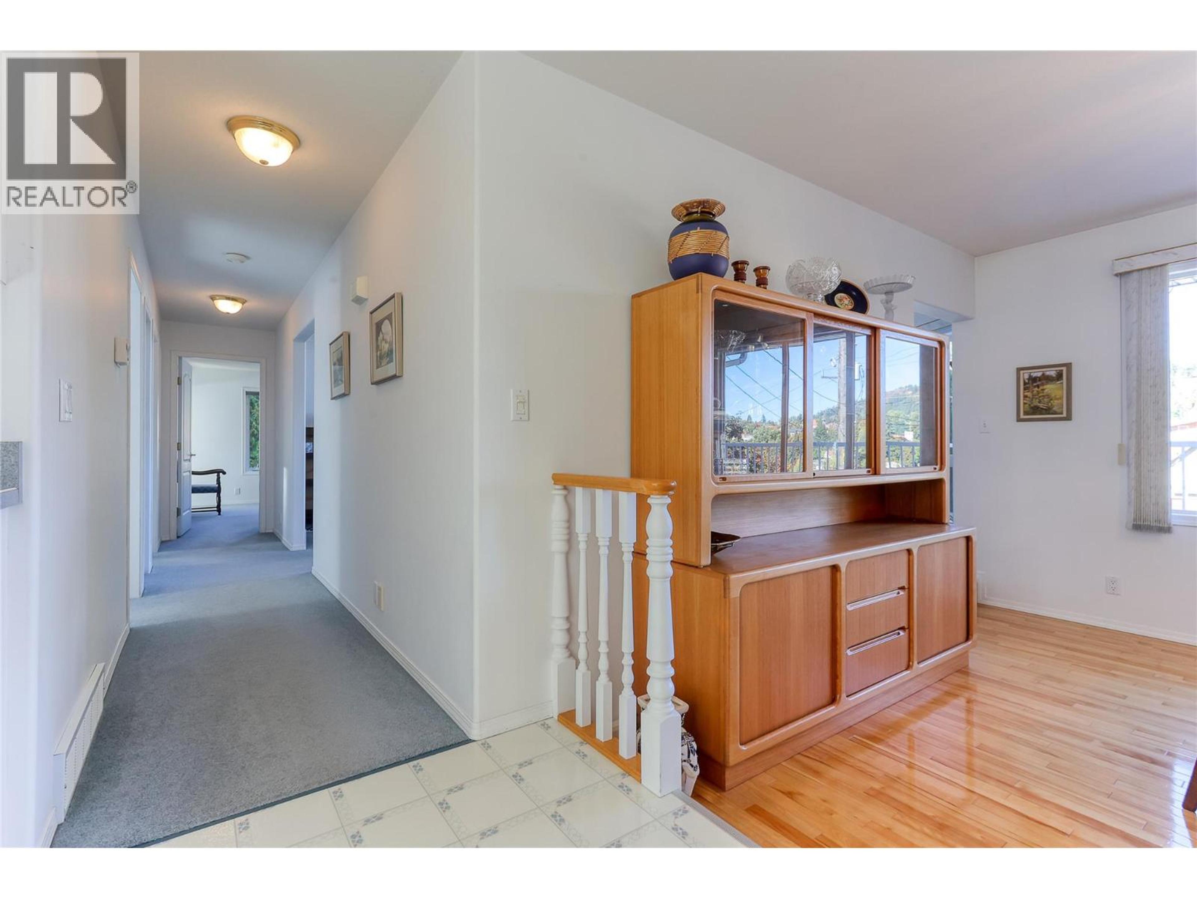 1495 VICTORIA AVENUE - 37