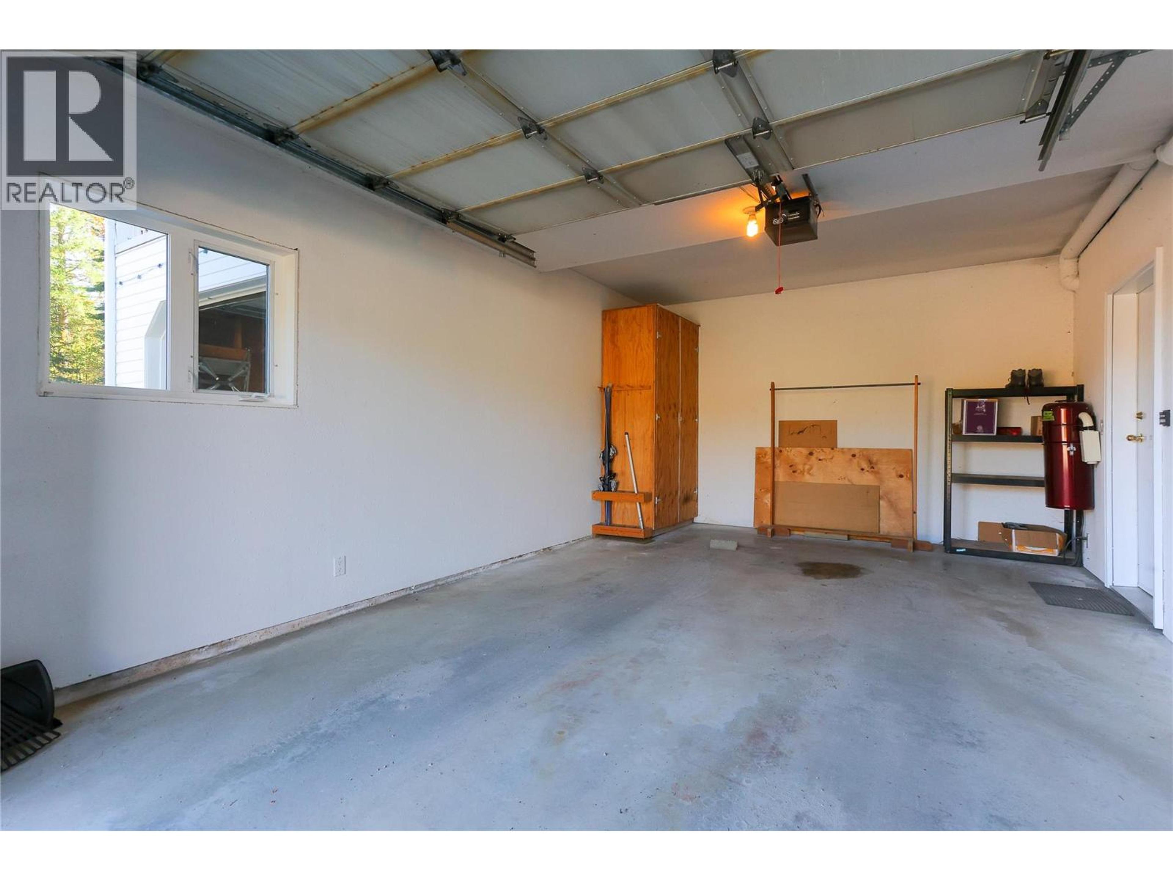 1495 VICTORIA AVENUE - 40