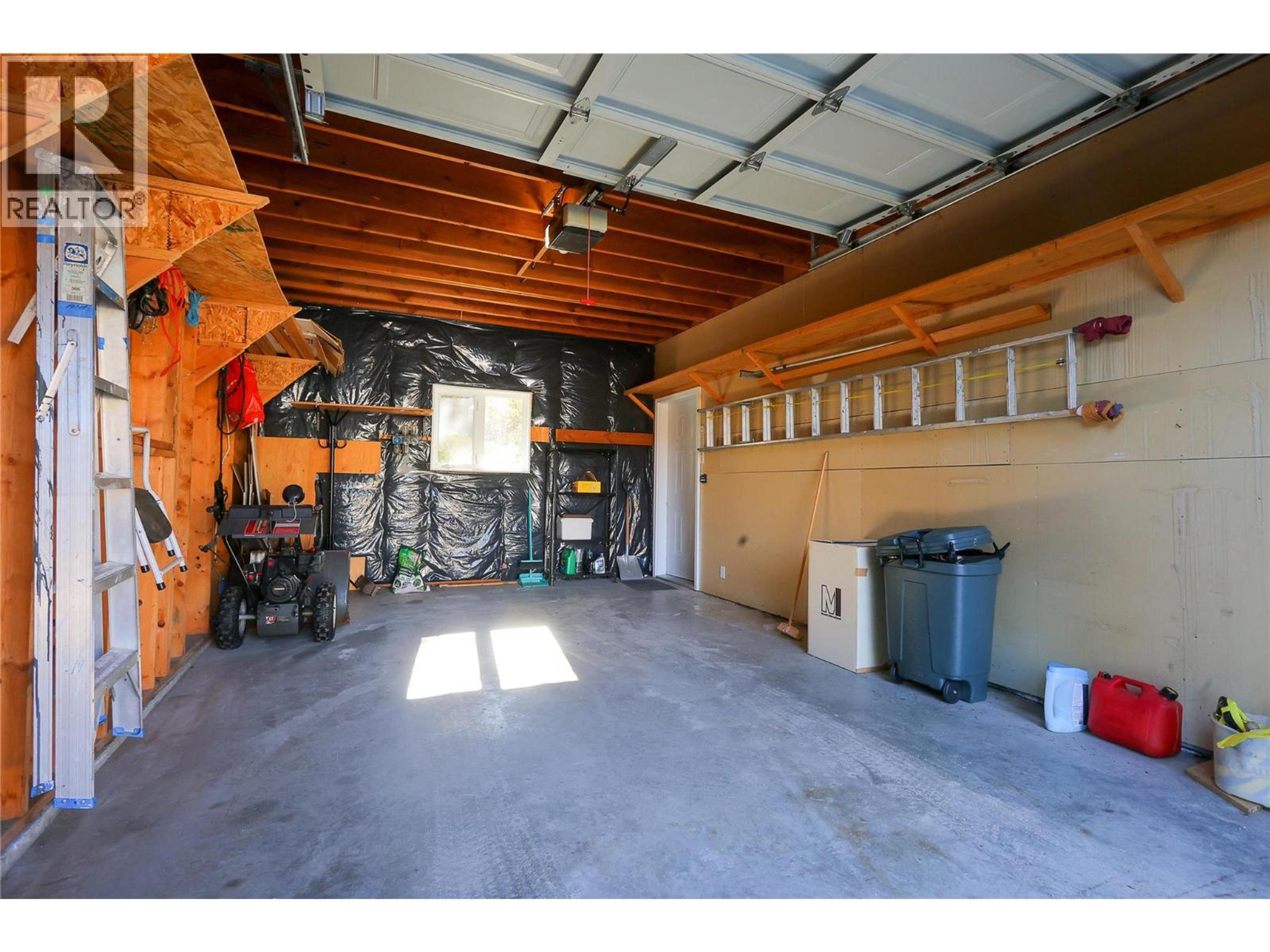 1495 VICTORIA AVENUE - 41