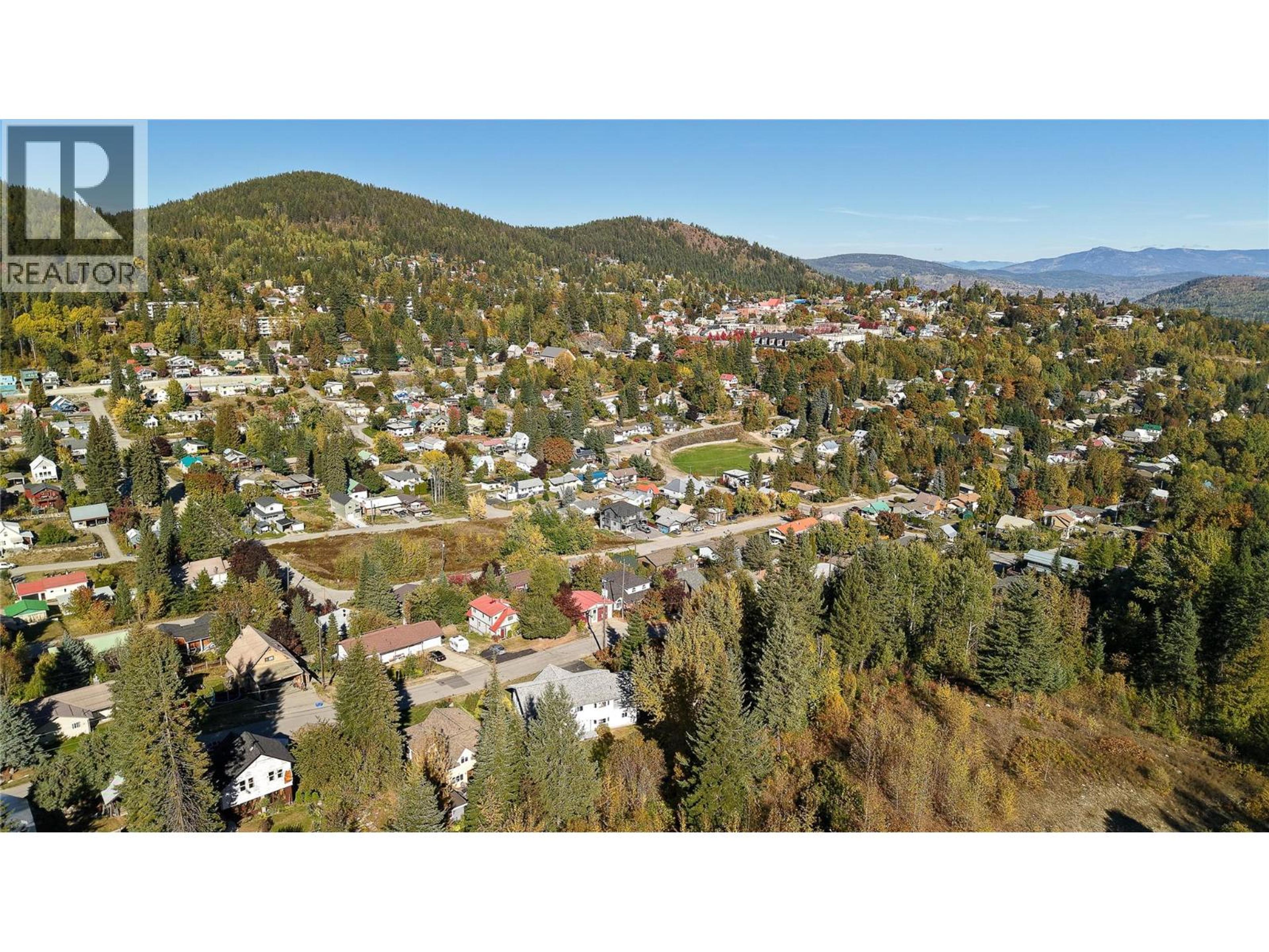 1495 VICTORIA AVENUE - 52