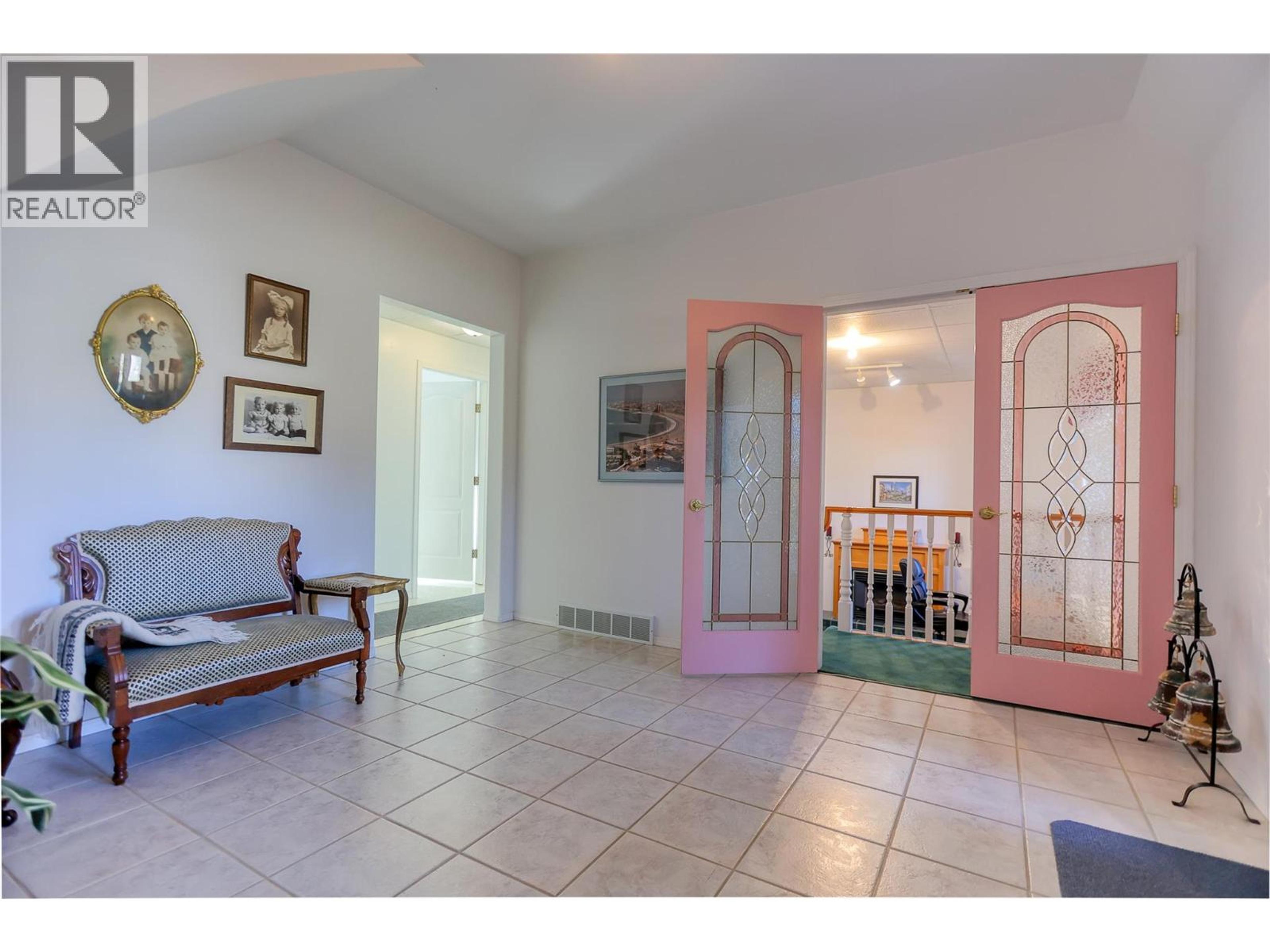 1495 VICTORIA AVENUE - 7