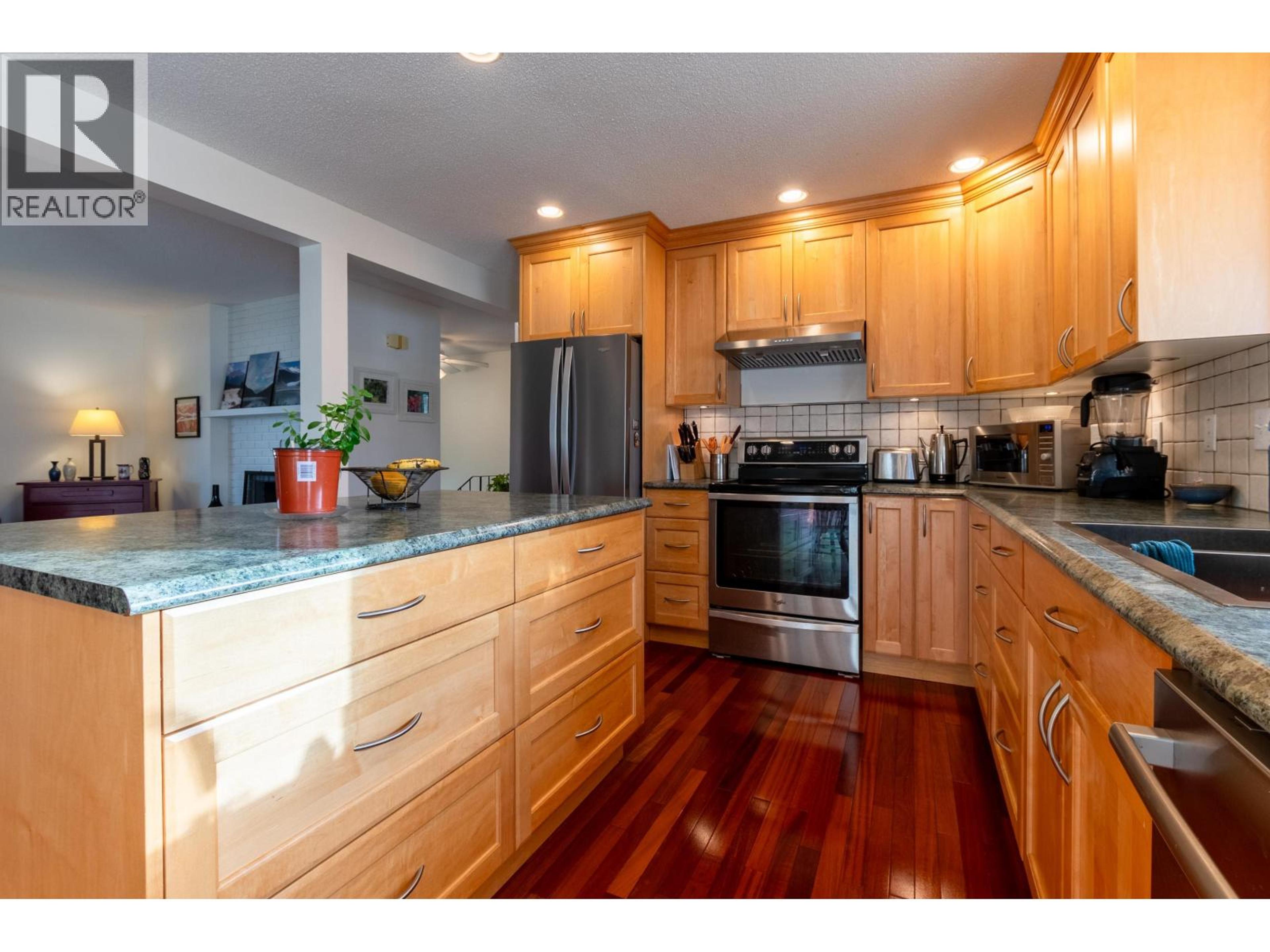 1081 DAVIE AVENUE - 16