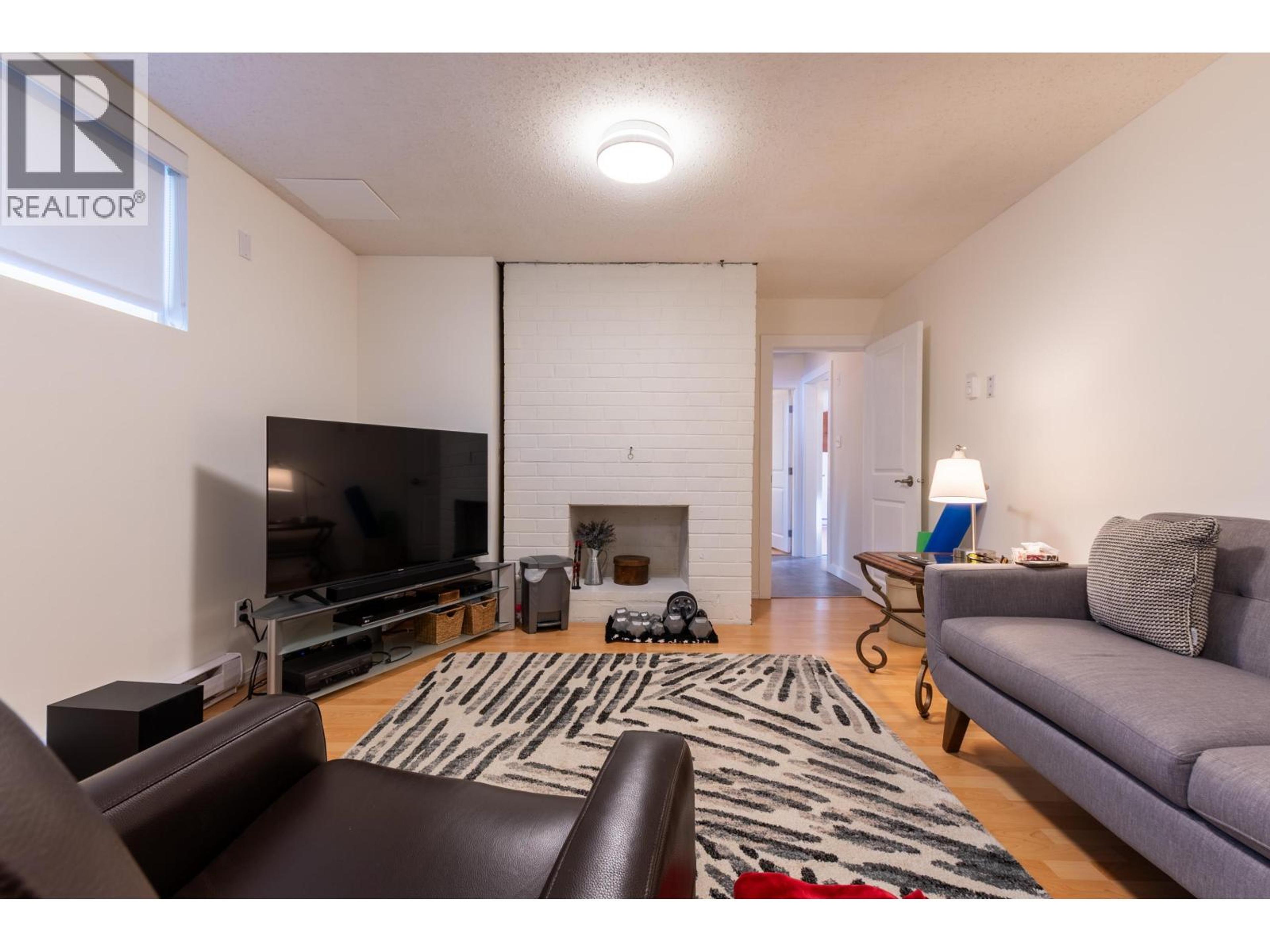 1081 DAVIE AVENUE - 32