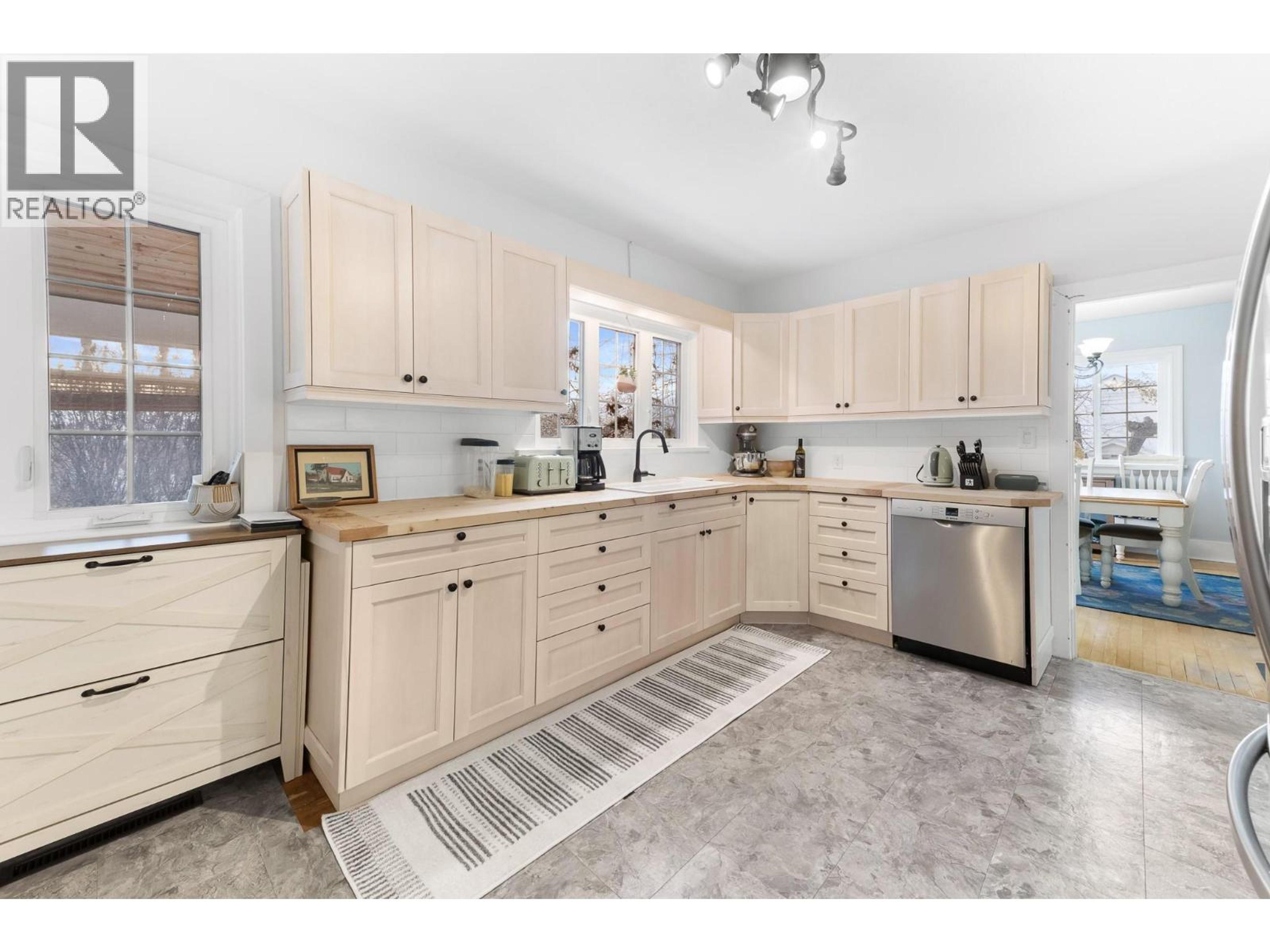 306 10TH AVENUE N - 12