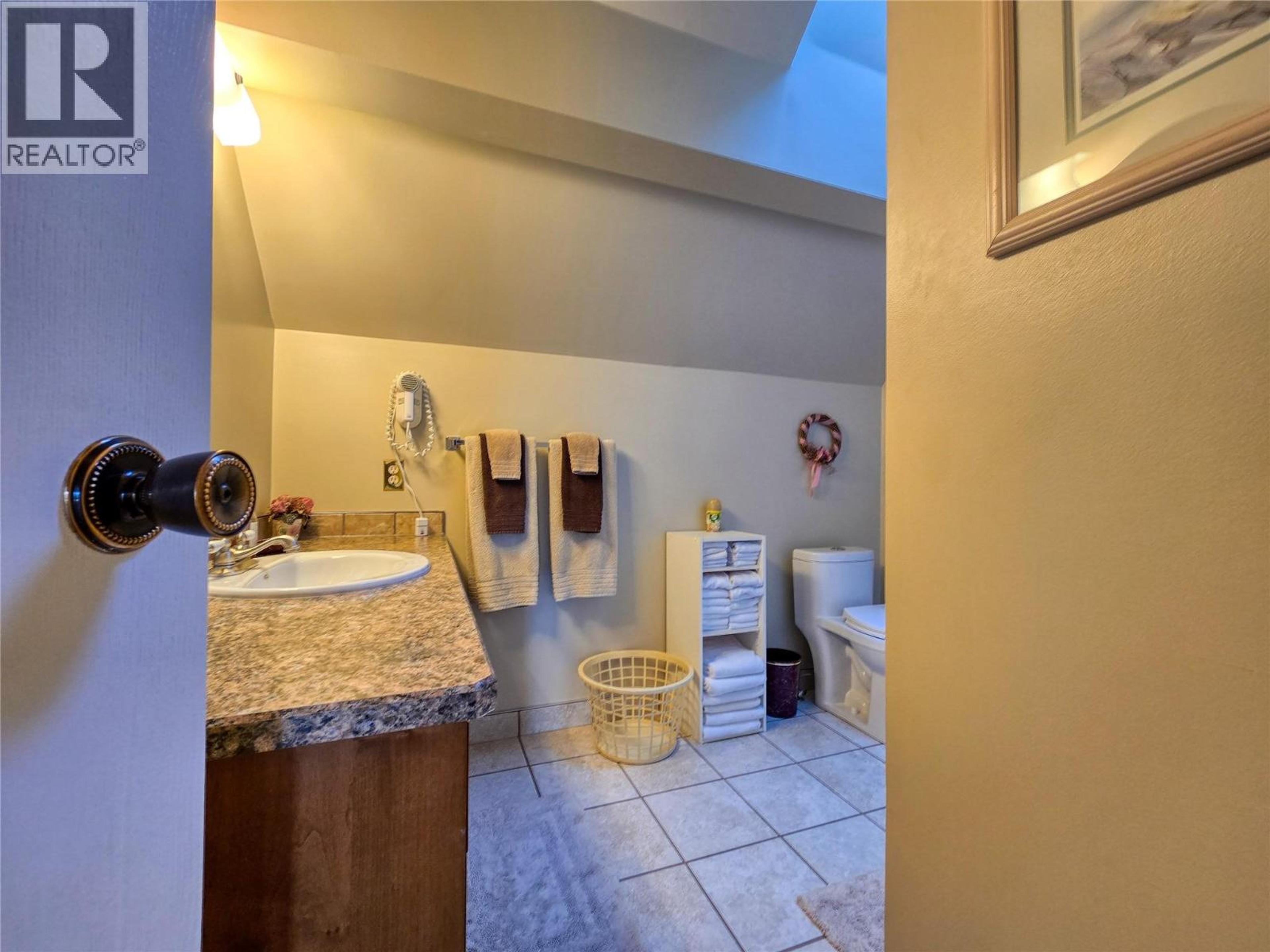 #7 8040 RADIUM GOLF COURSE ROAD - 32