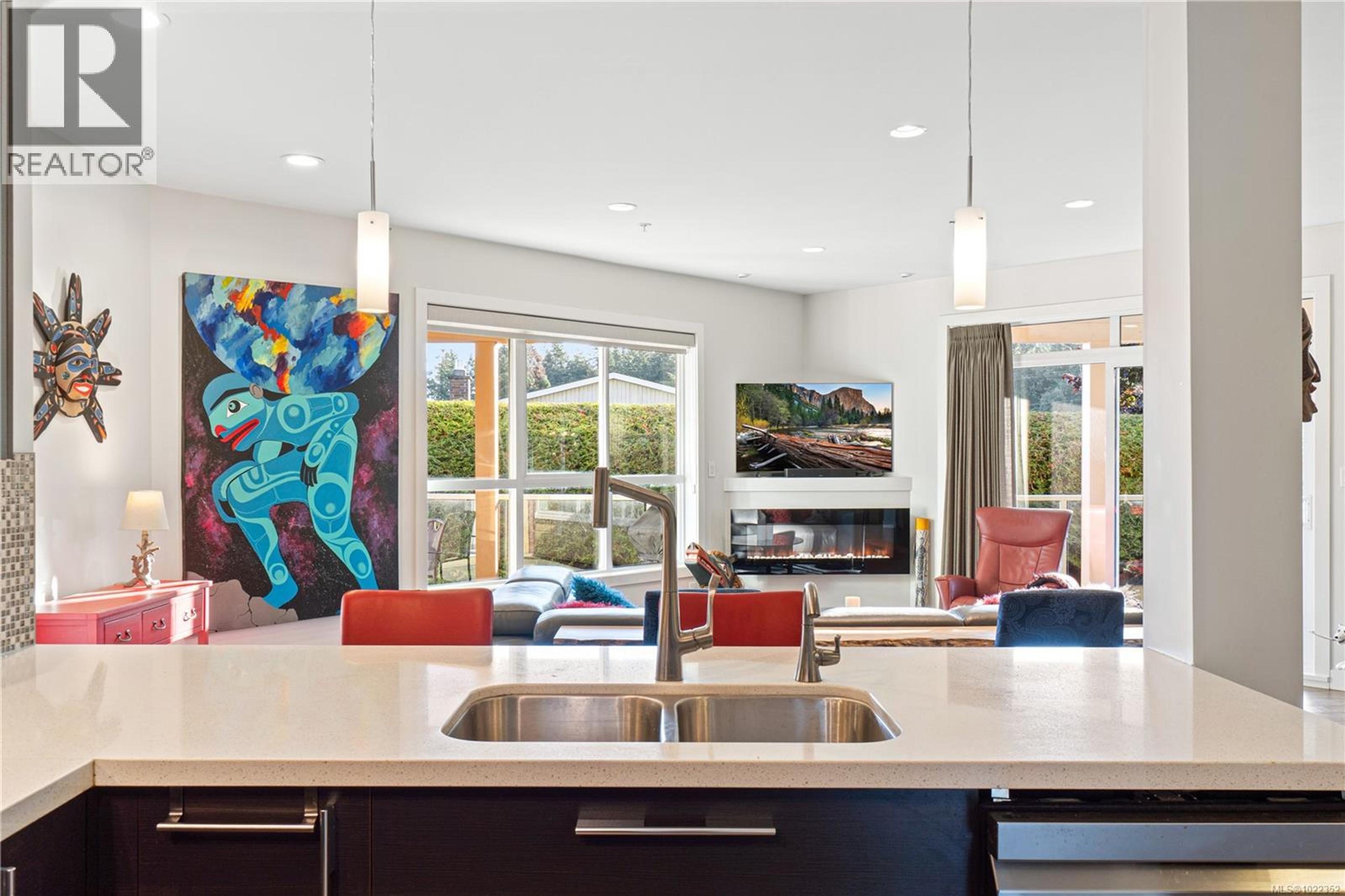 #203 439 COLLEGE RD - 10