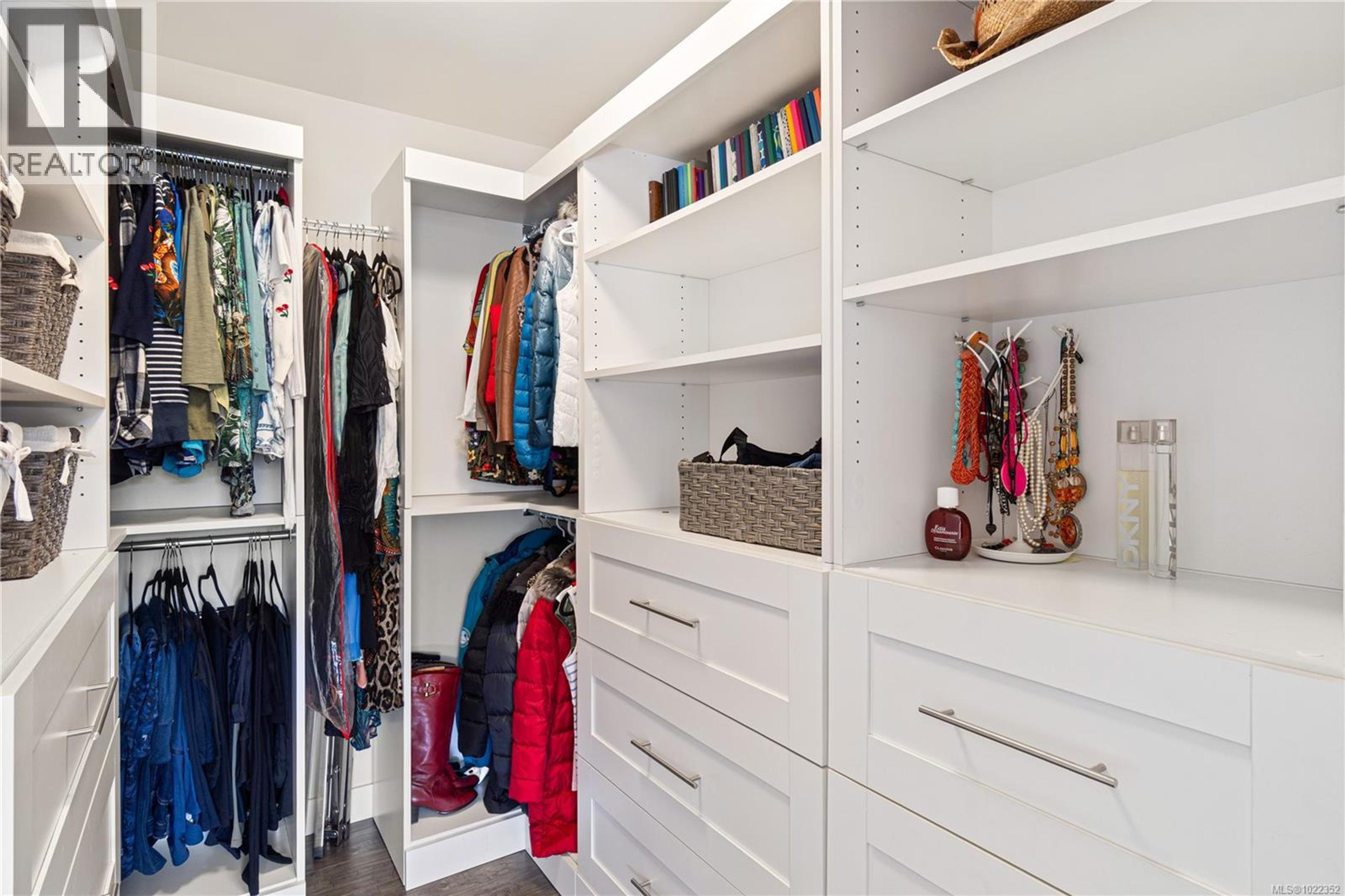 #203 439 COLLEGE RD - 32