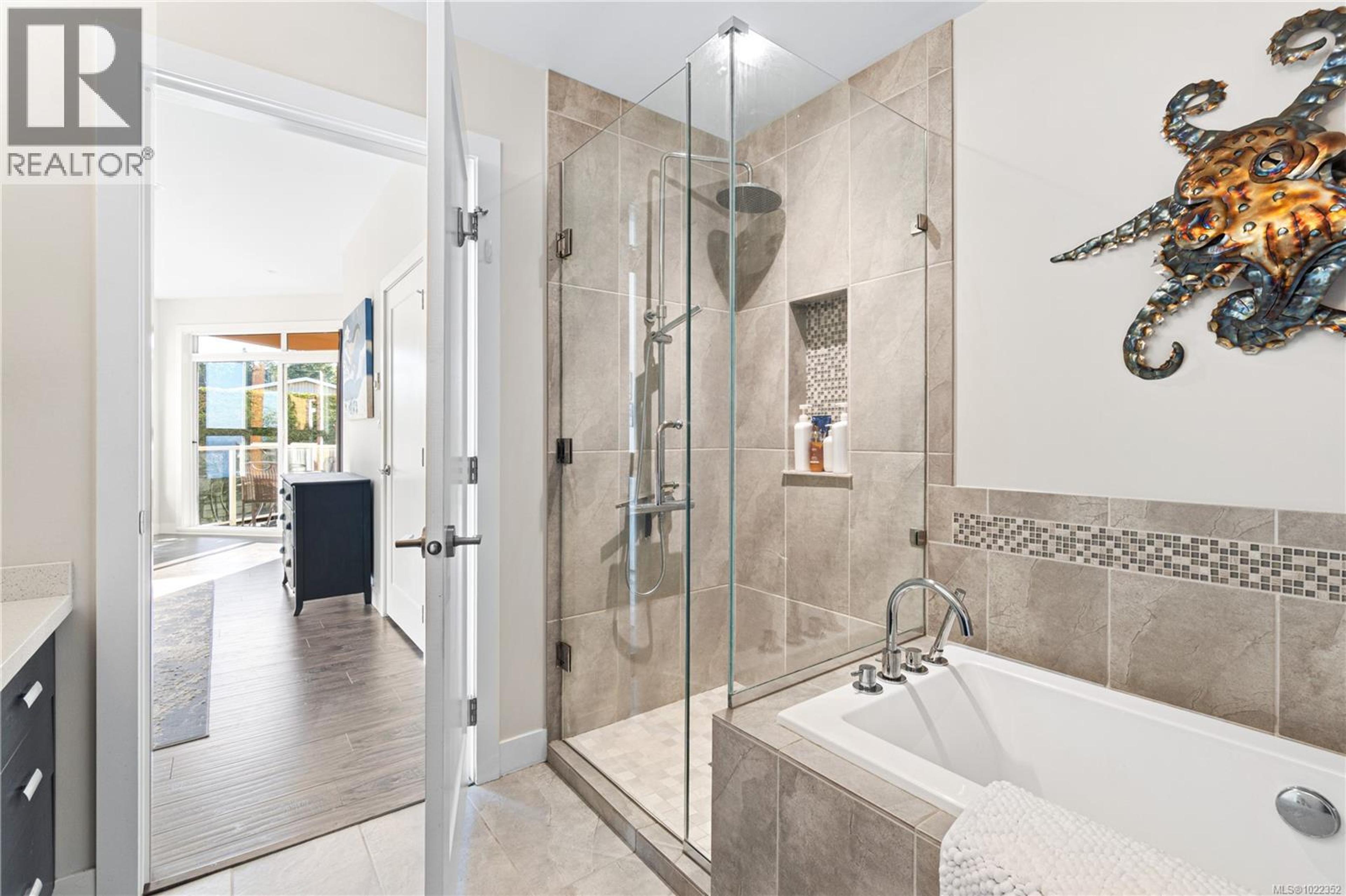 #203 439 COLLEGE RD - 33