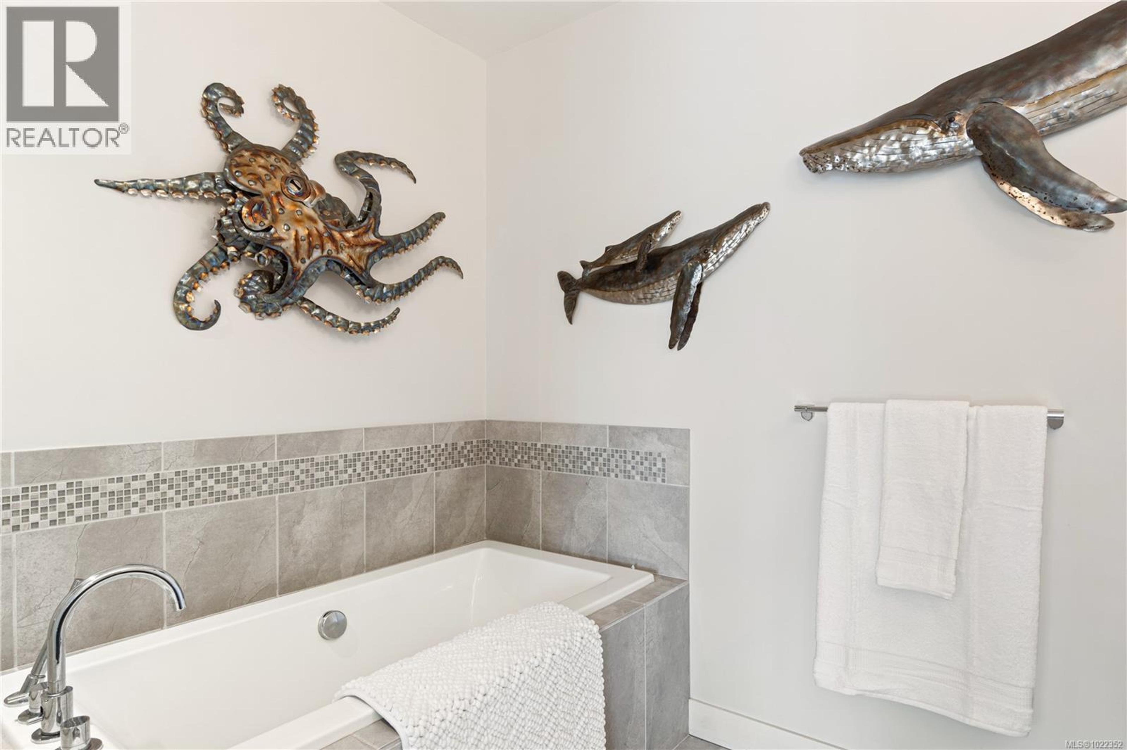 #203 439 COLLEGE RD - 34