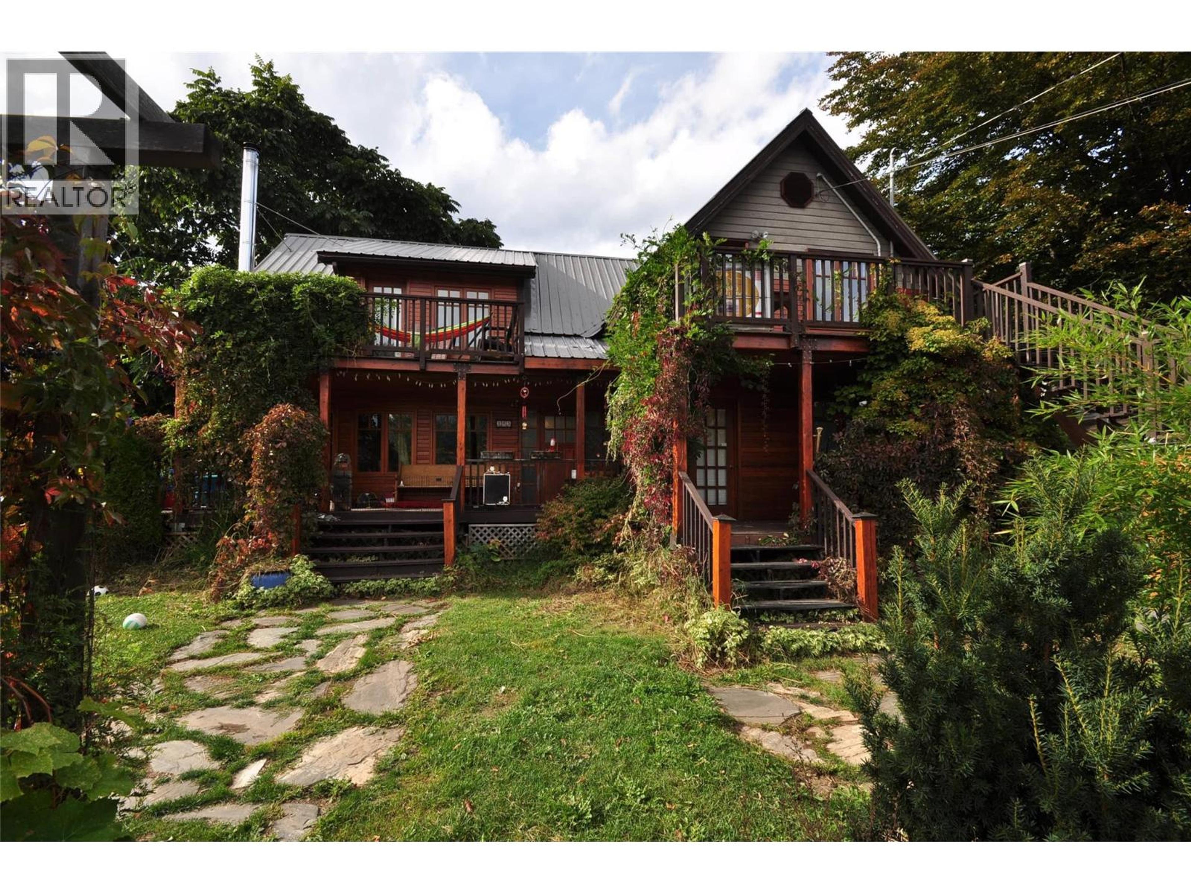 105 WASHINGTON STREET N - Main Image