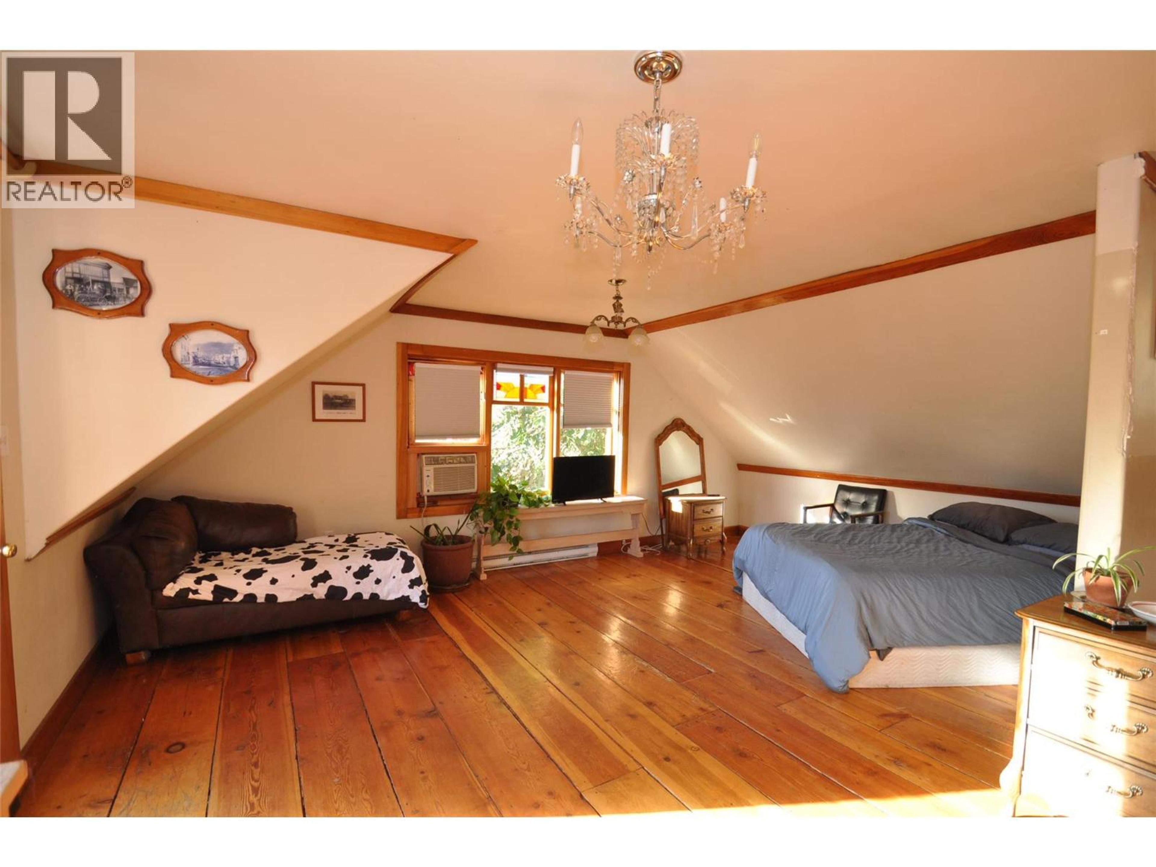 105 WASHINGTON STREET N - 26