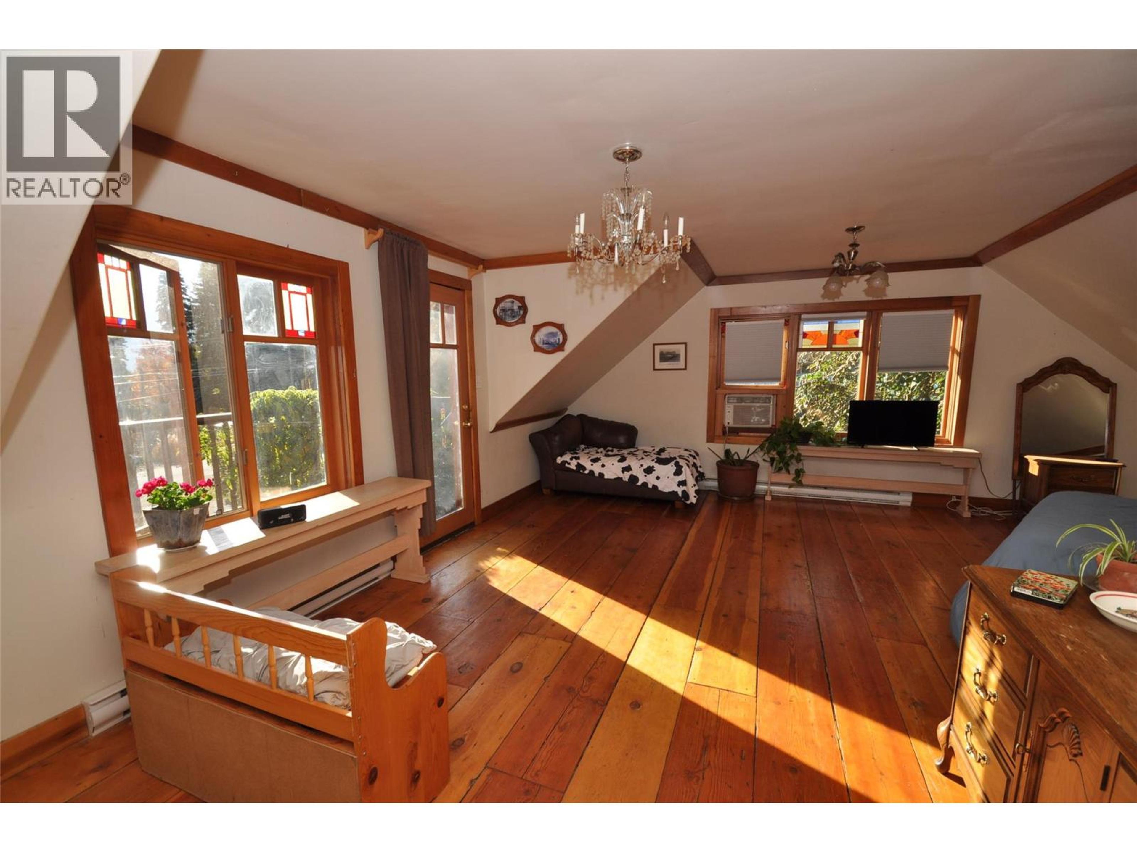 105 WASHINGTON STREET N - 35