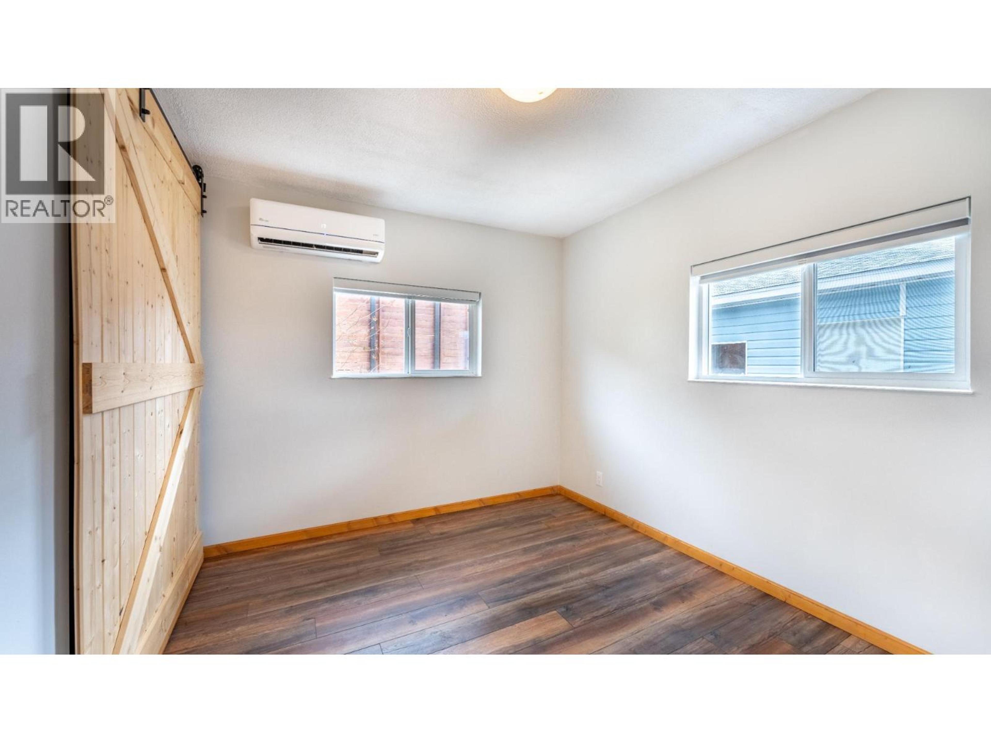 919 REGINA STREET - 22