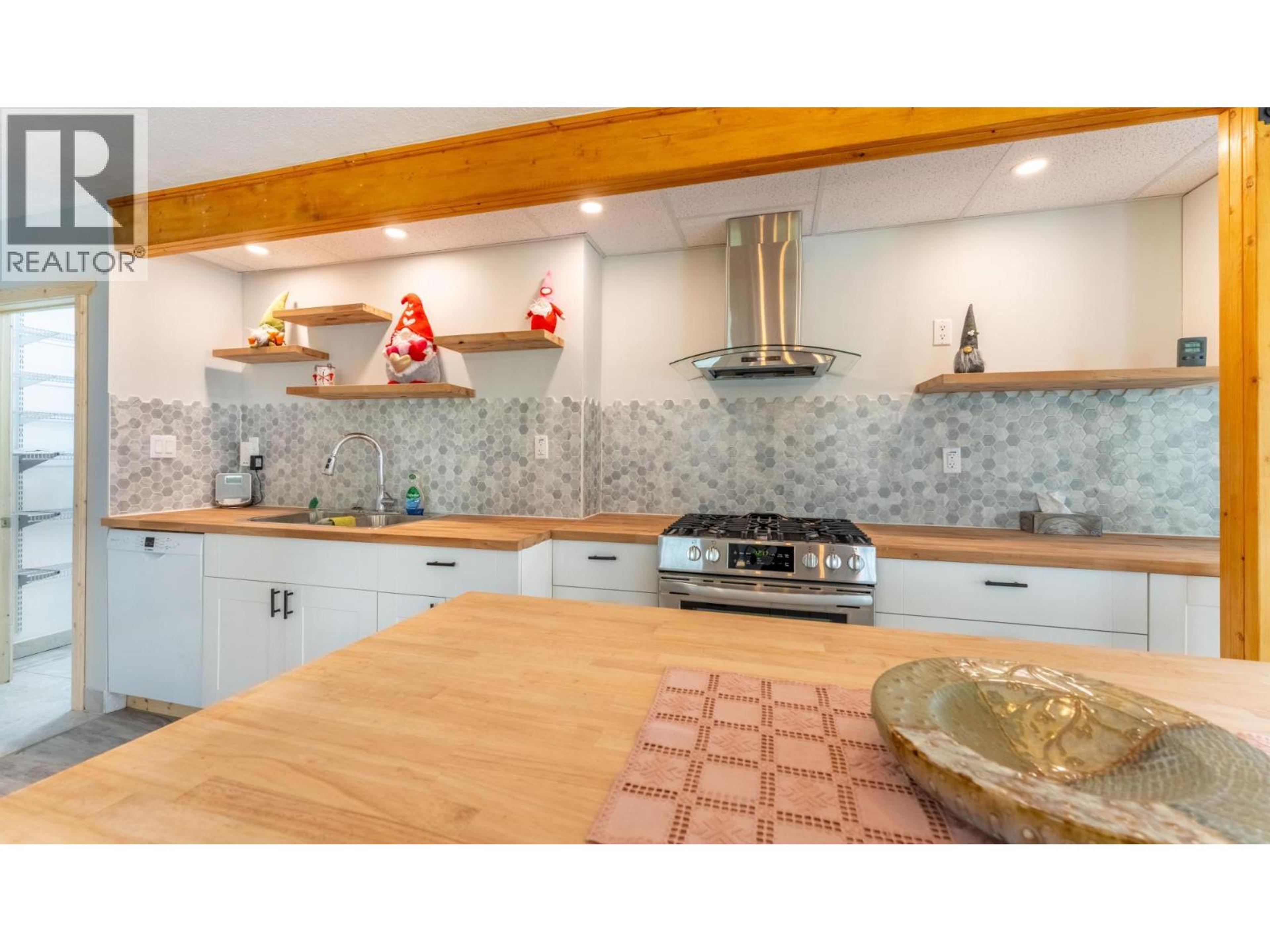 919 REGINA STREET - 7