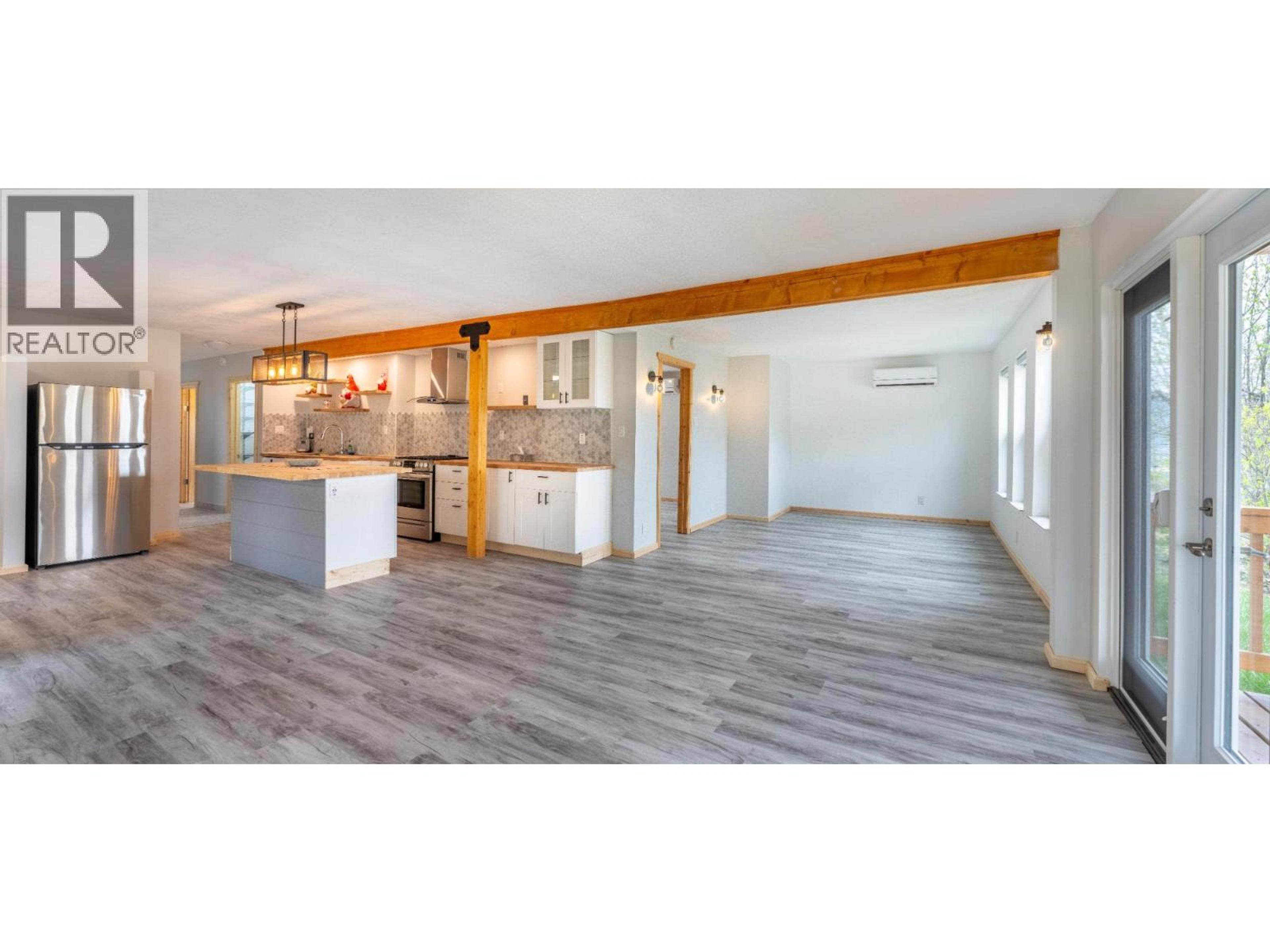 919 REGINA STREET - 13