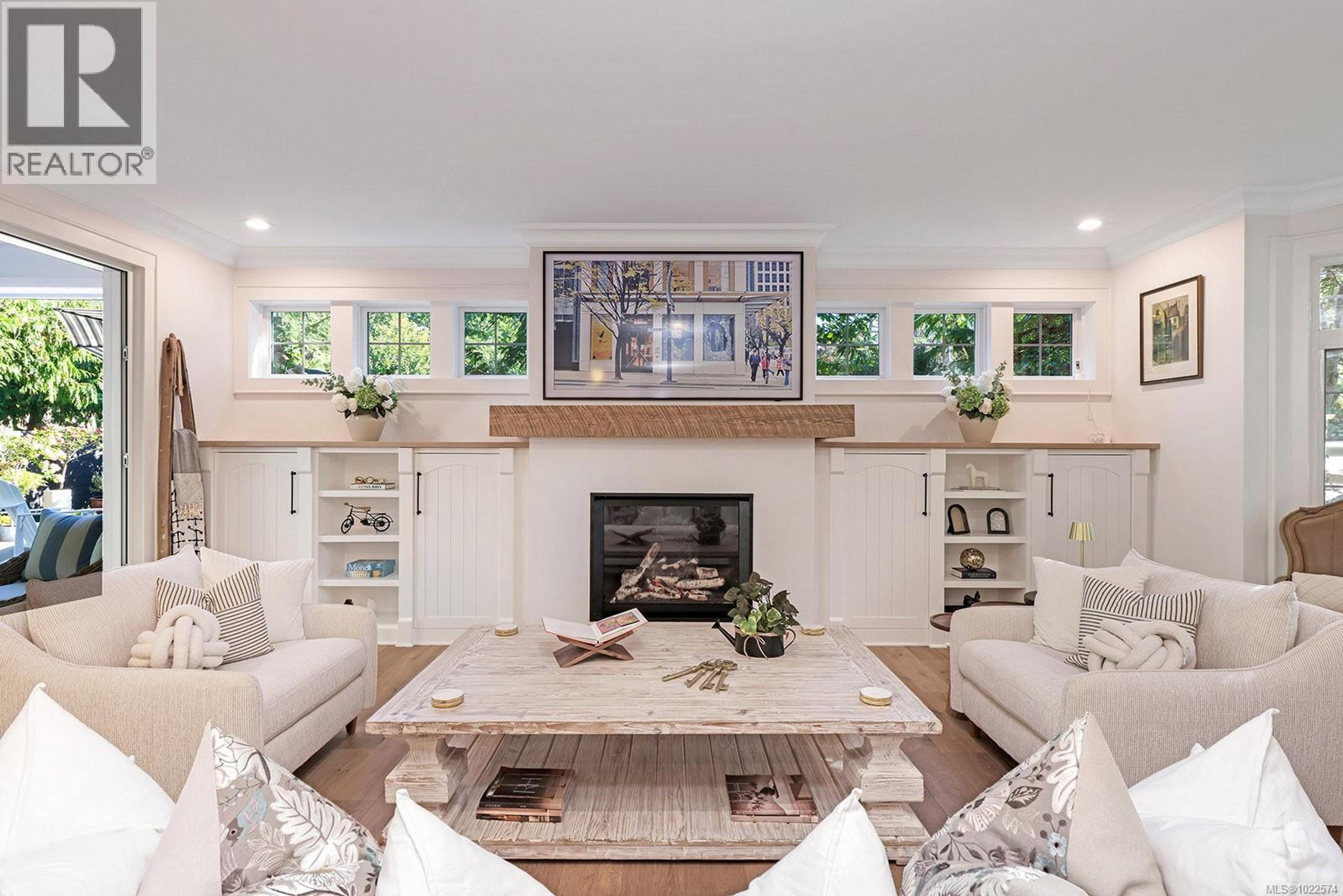 563 EAGLECREST DR - Image 2