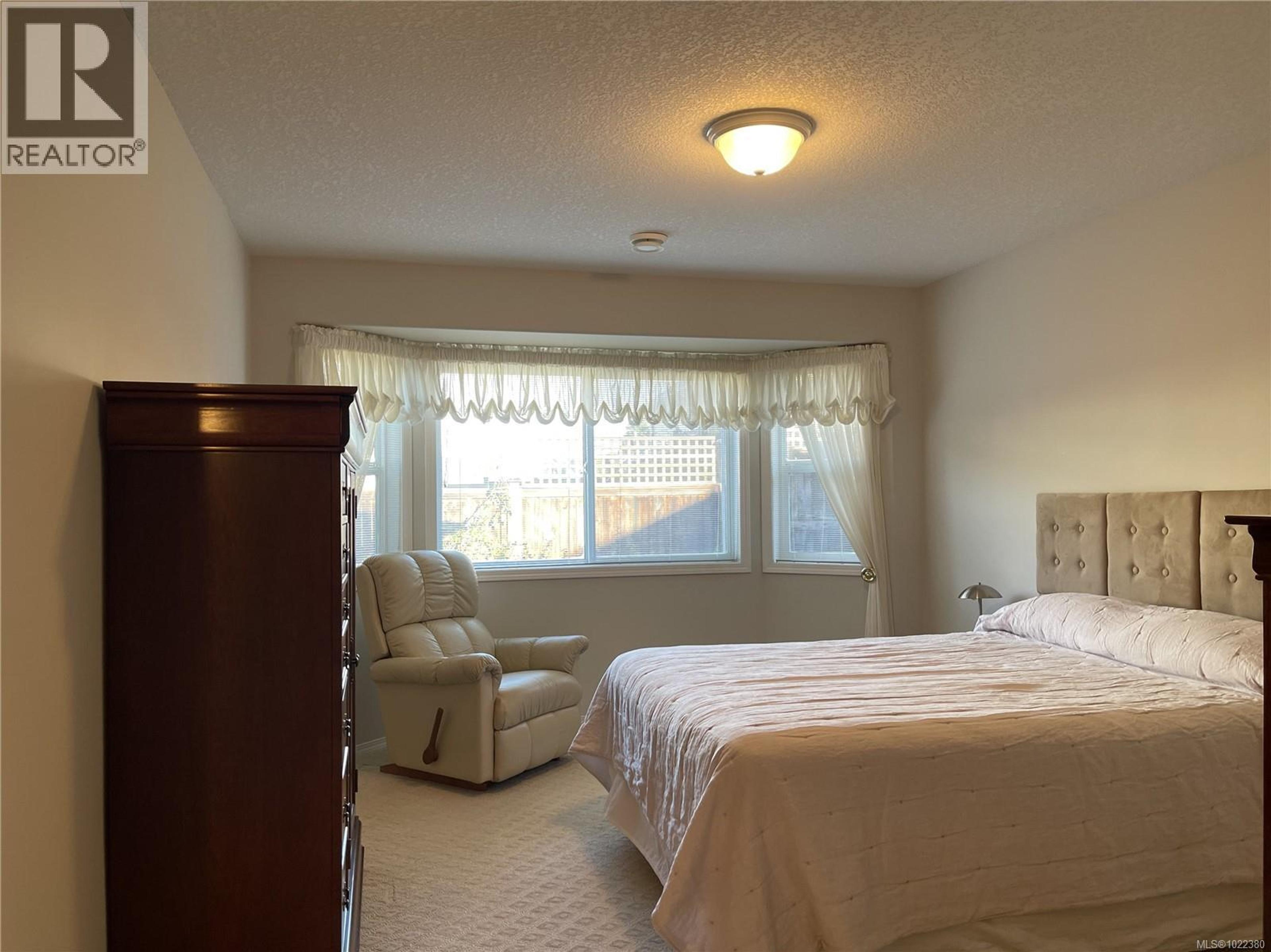 #15 3535 BURDE ST - 18