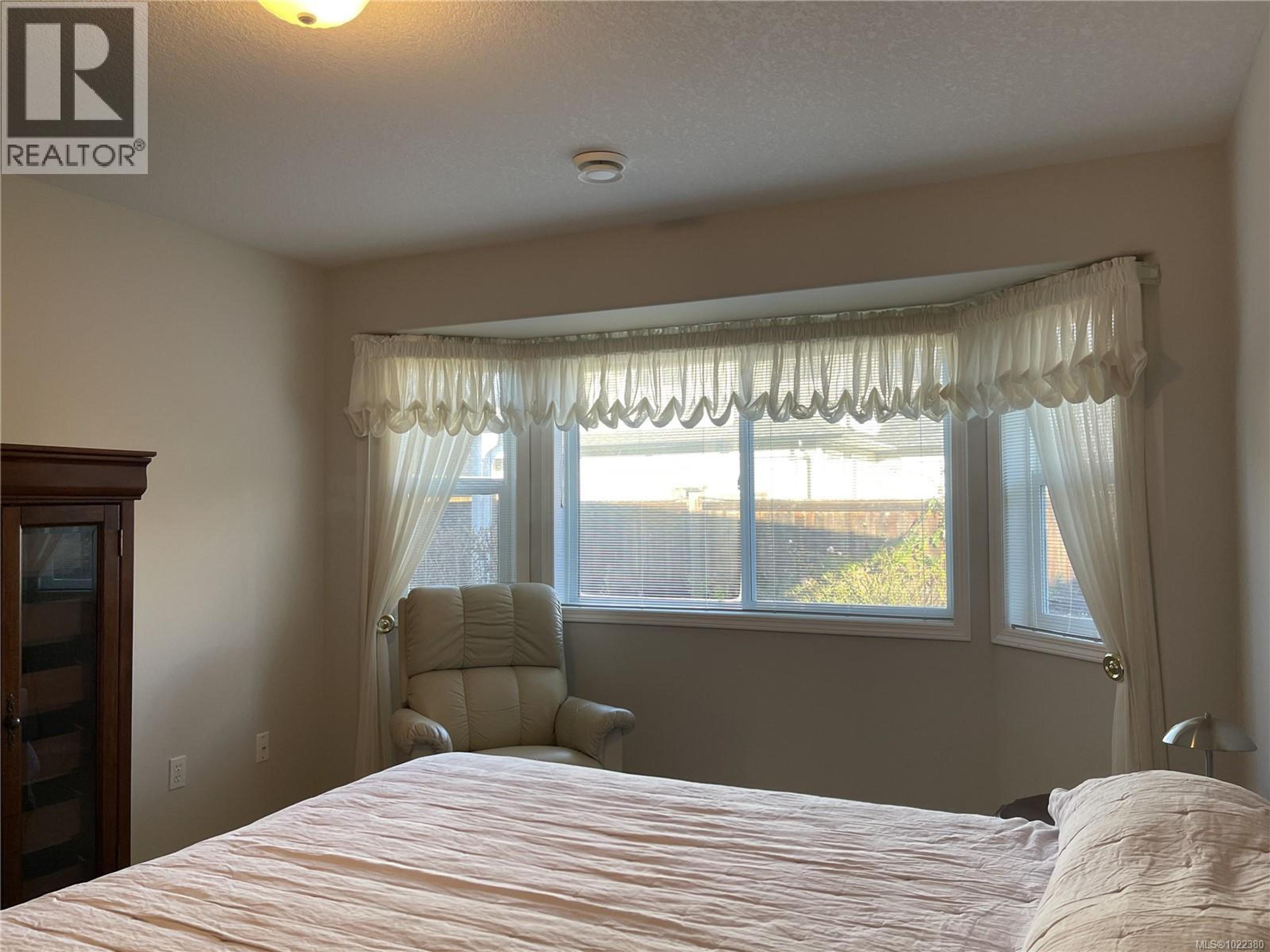 #15 3535 BURDE ST - 19