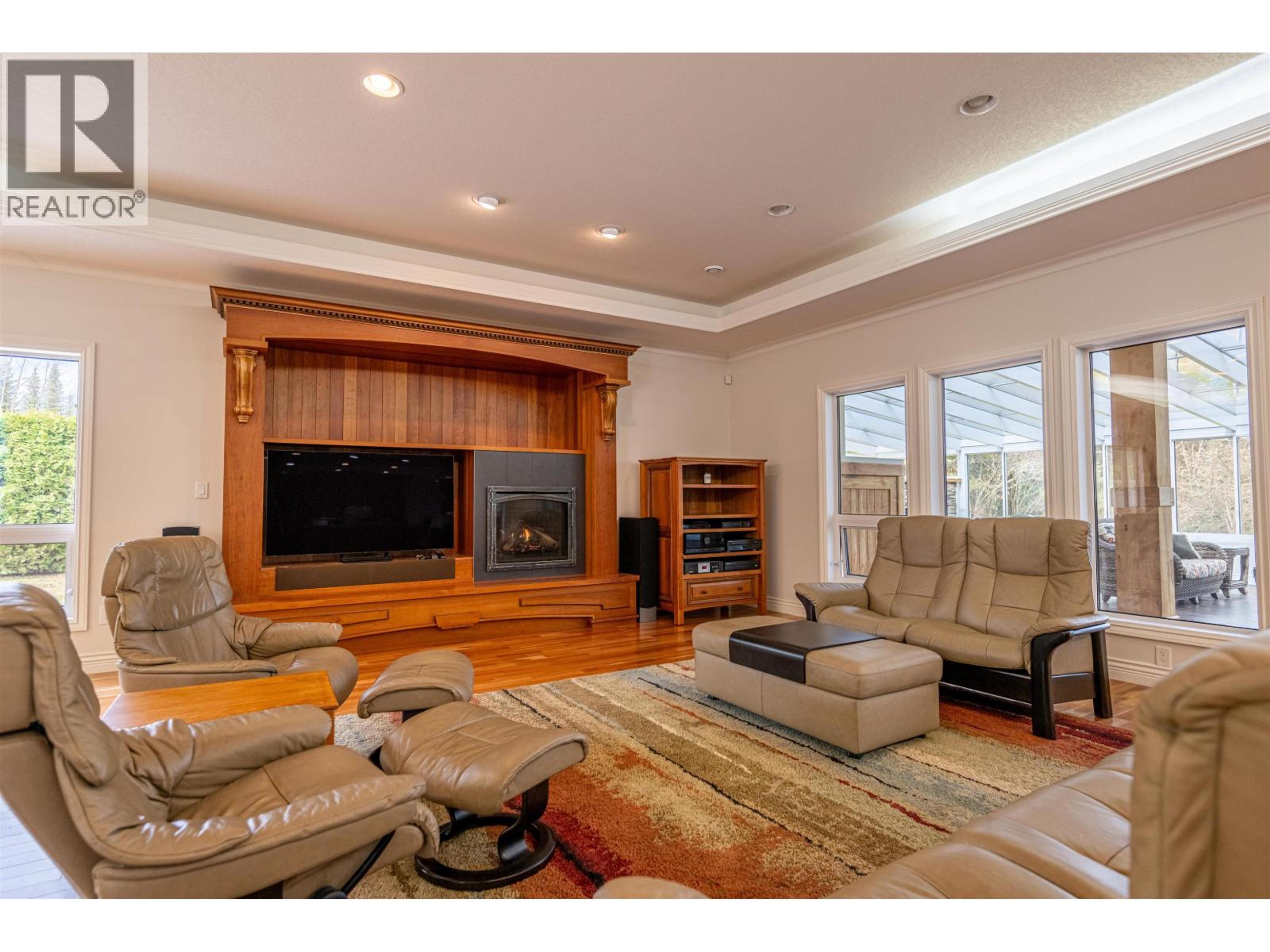 7003 VALLEYVIEW DRIVE - 8