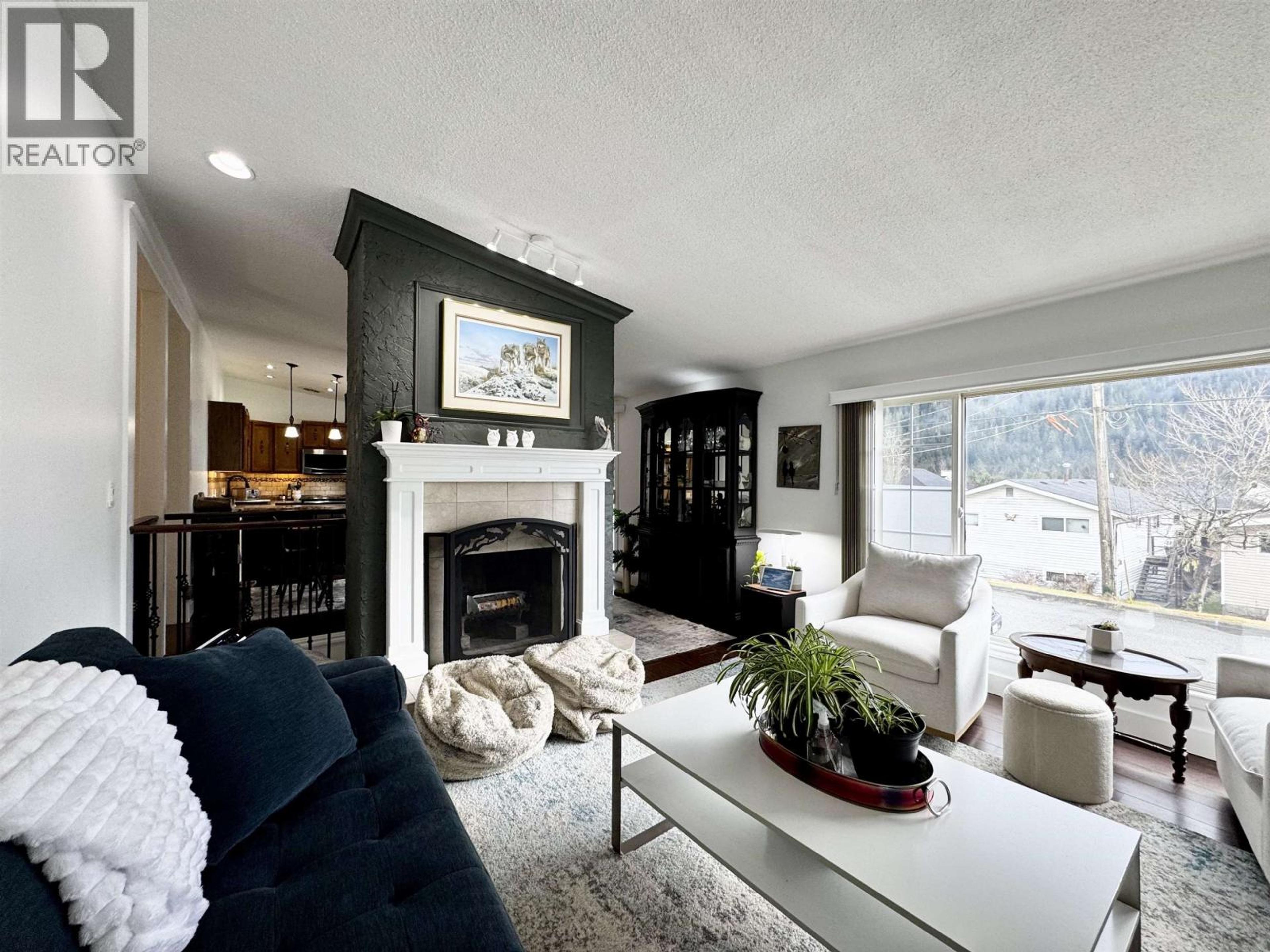 284 CRESTVIEW DRIVE - 4