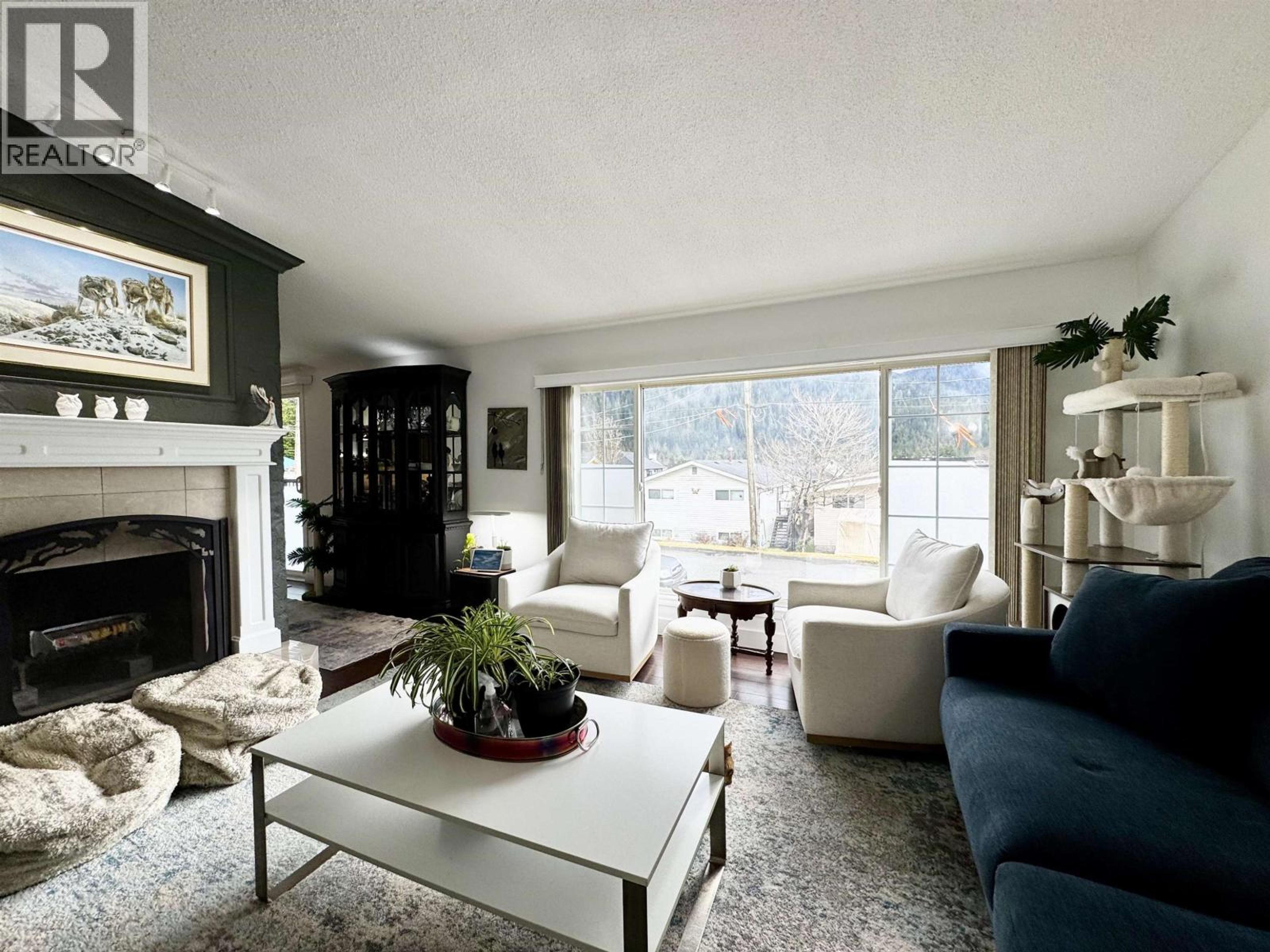 284 CRESTVIEW DRIVE - 8