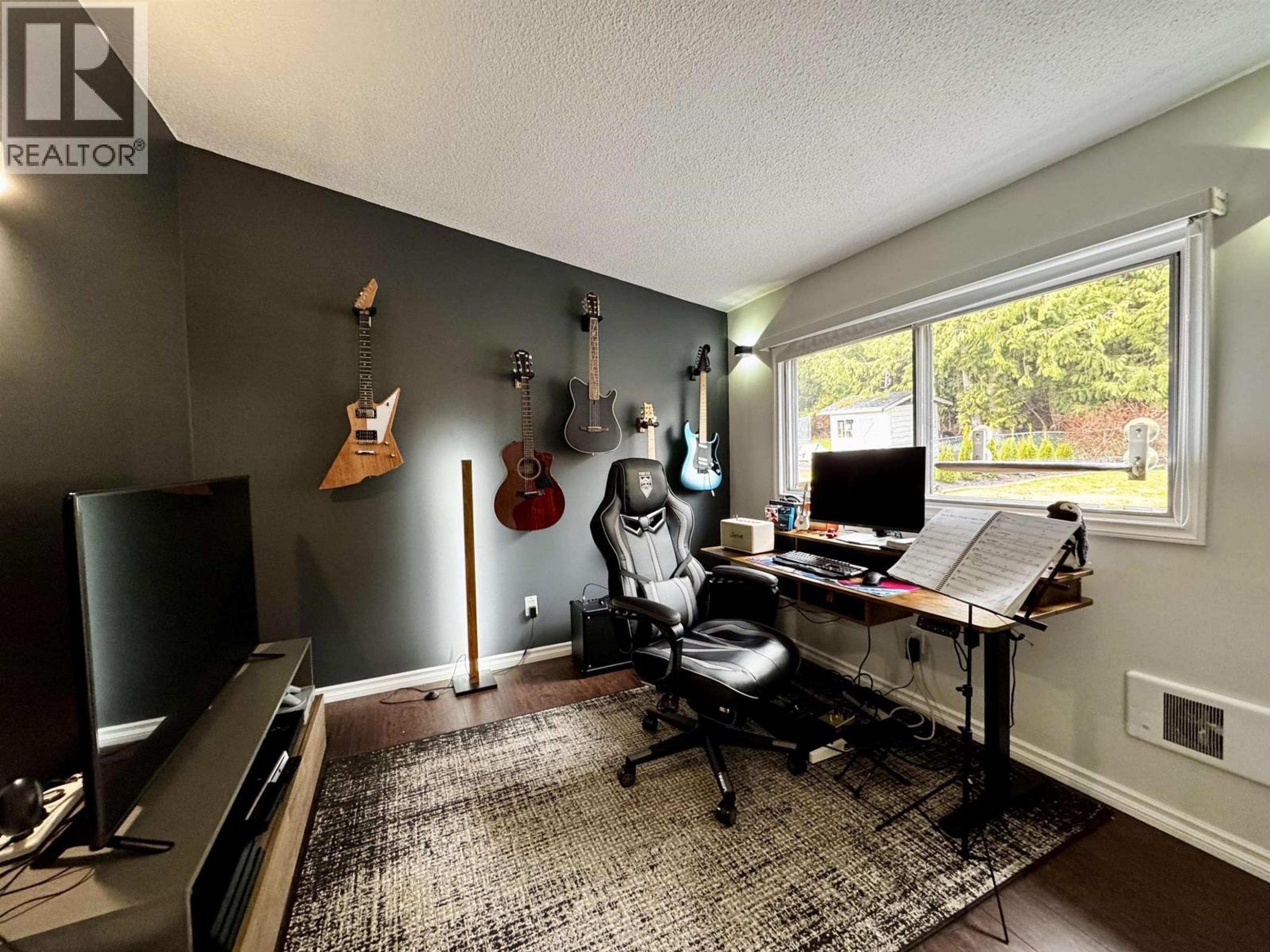 284 CRESTVIEW DRIVE - 24