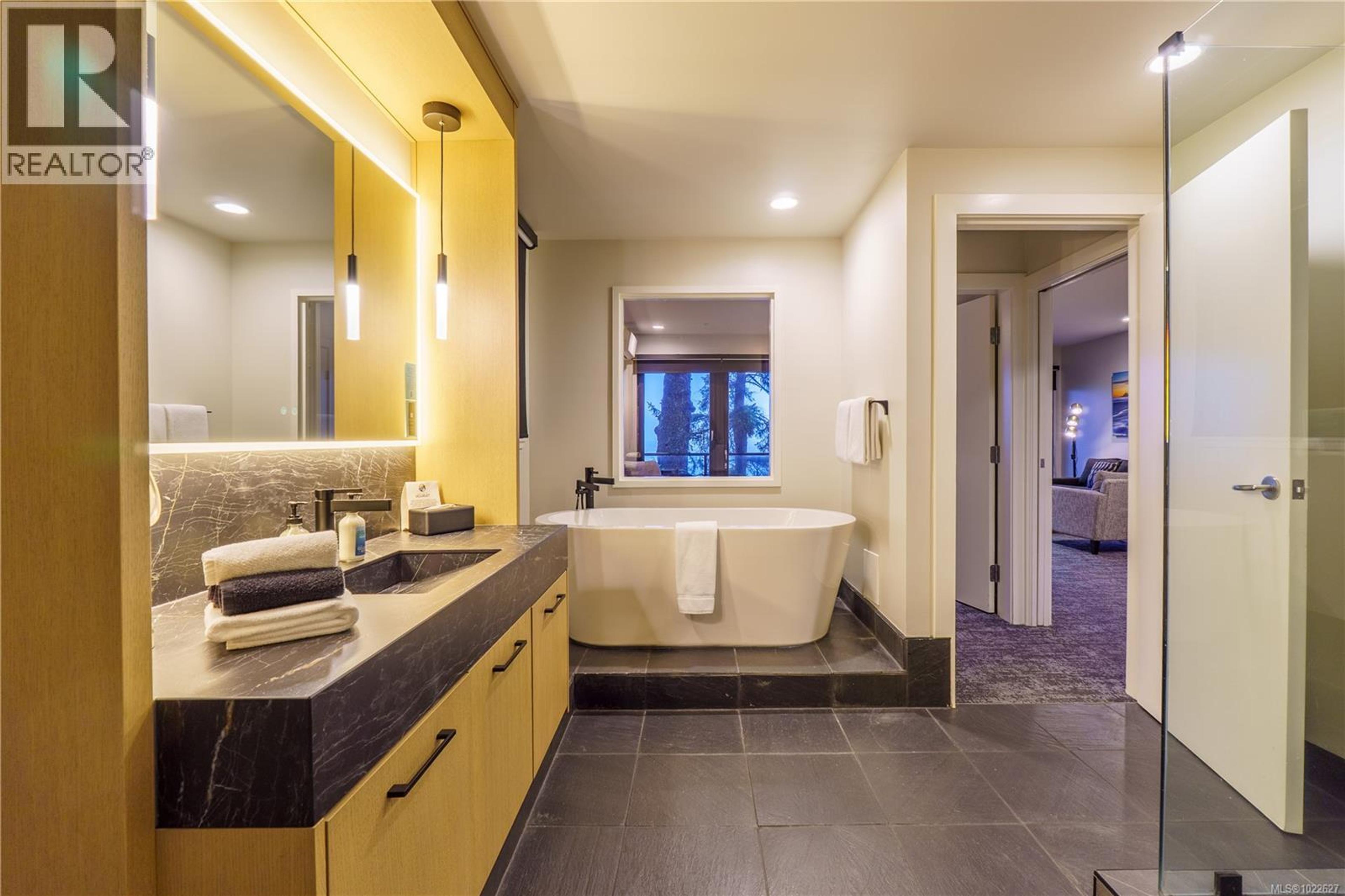 #1601 596 MARINE DR - 18