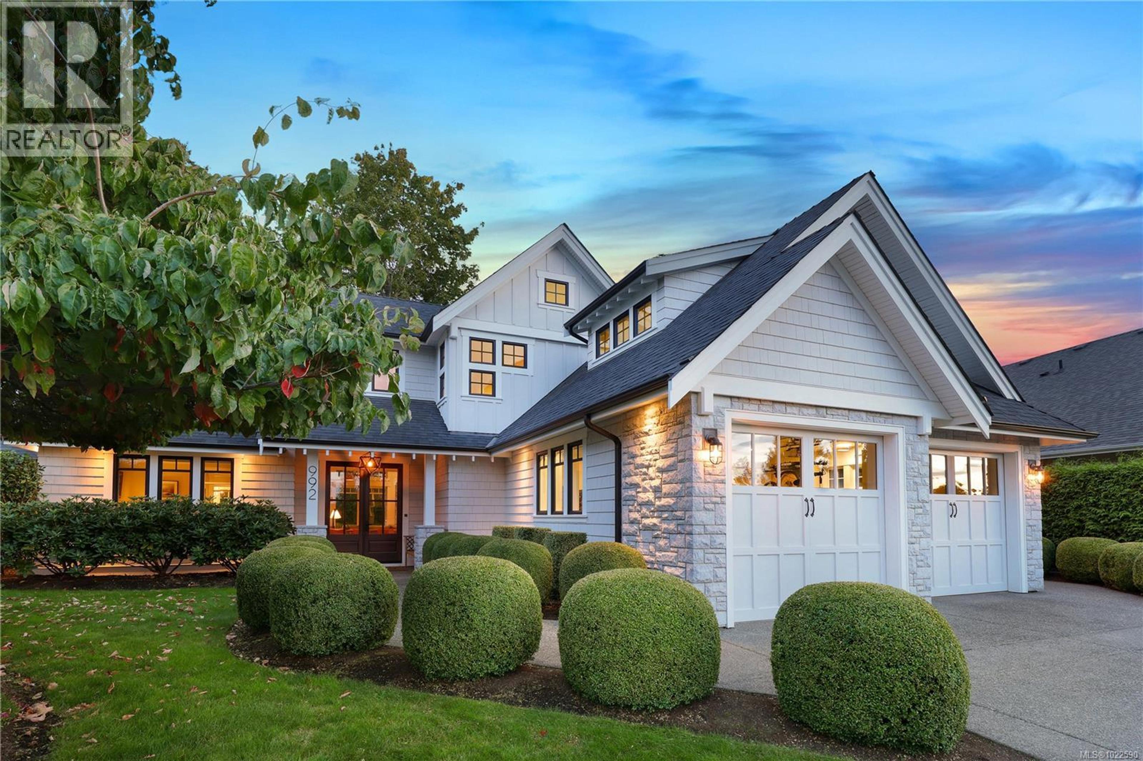 992 BLUFFS DR - Main Image