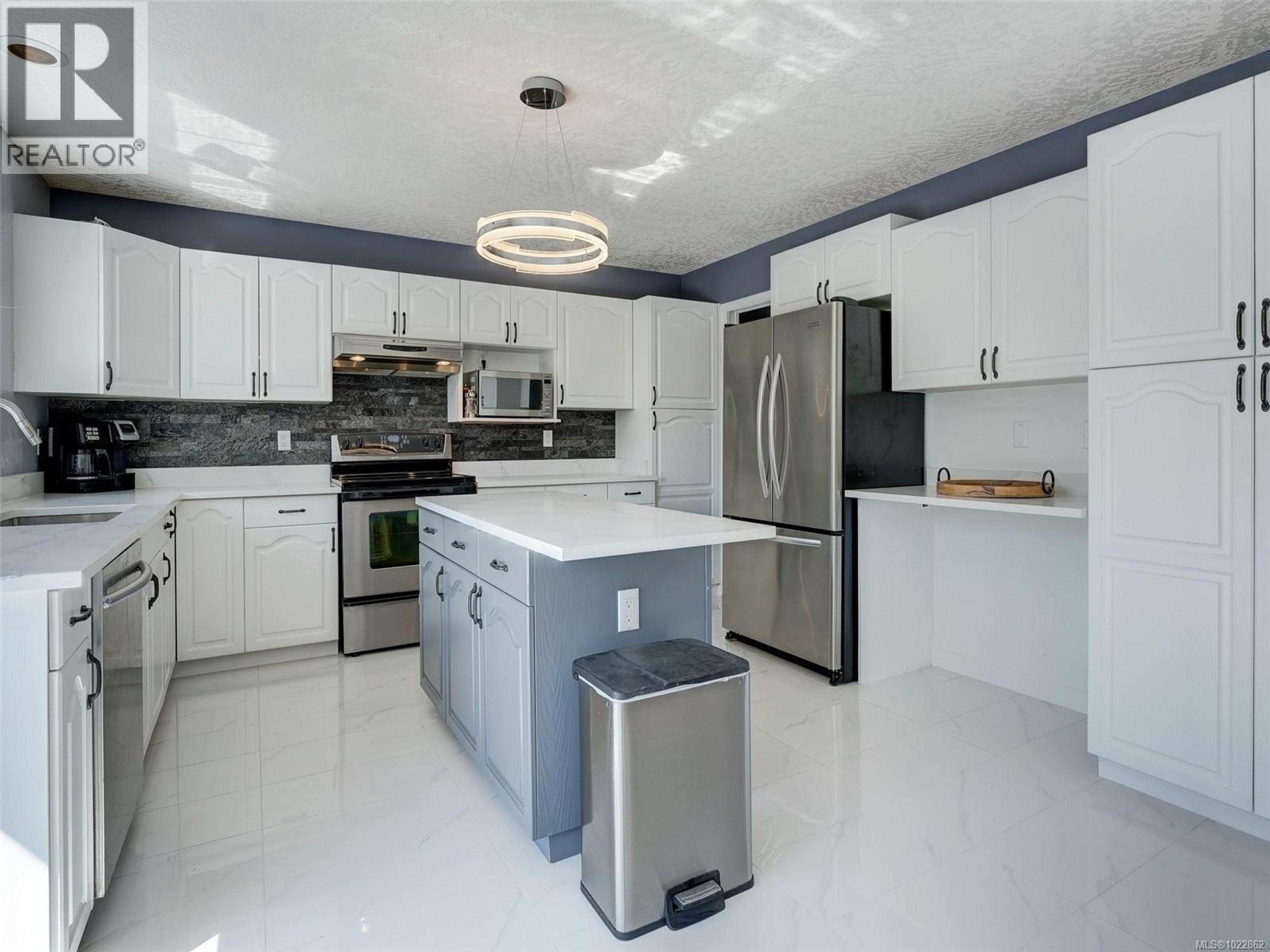 3718 ARBUTUS DR N - 5