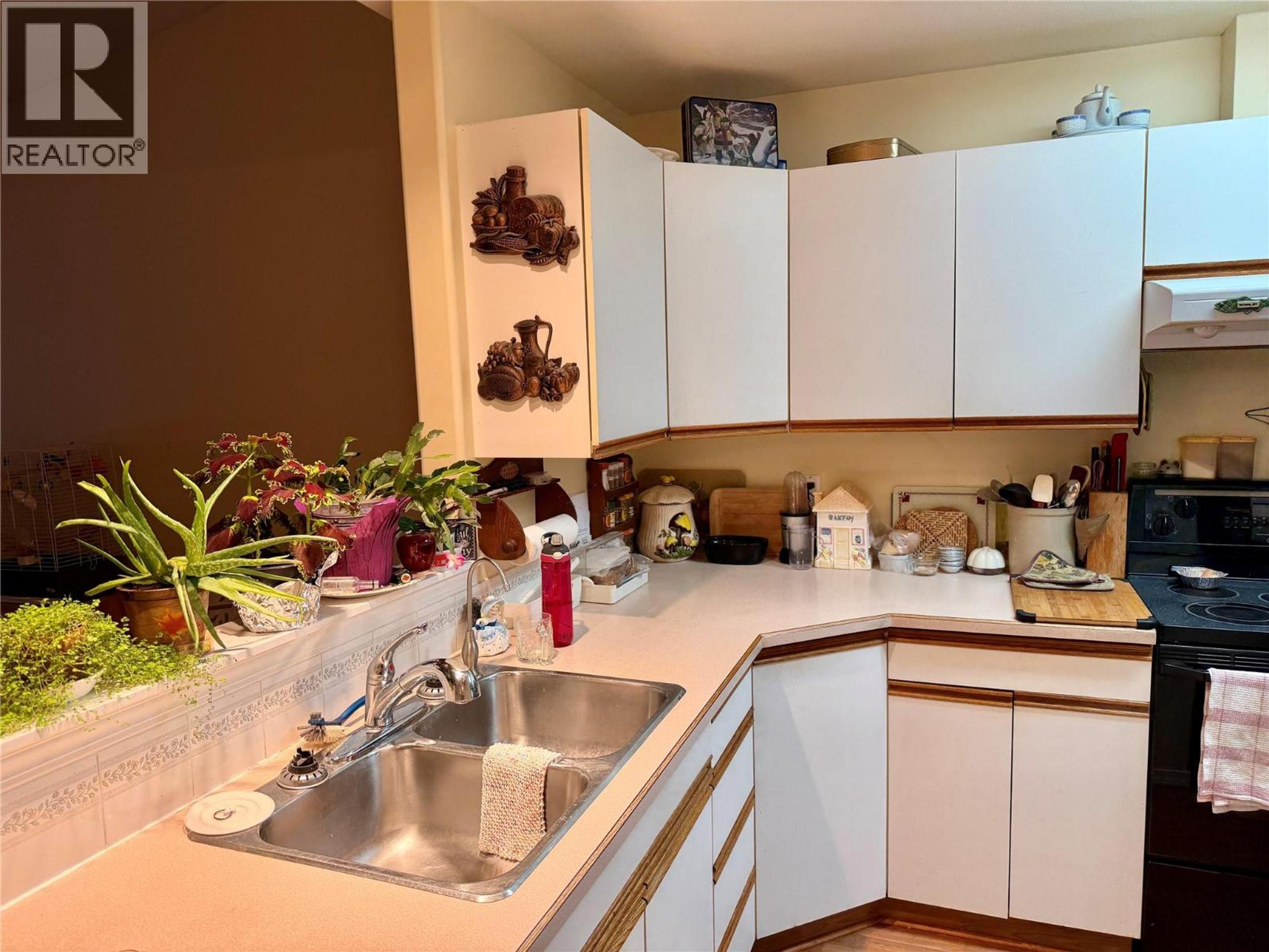 #22 221 TEMPLE STREET - 12