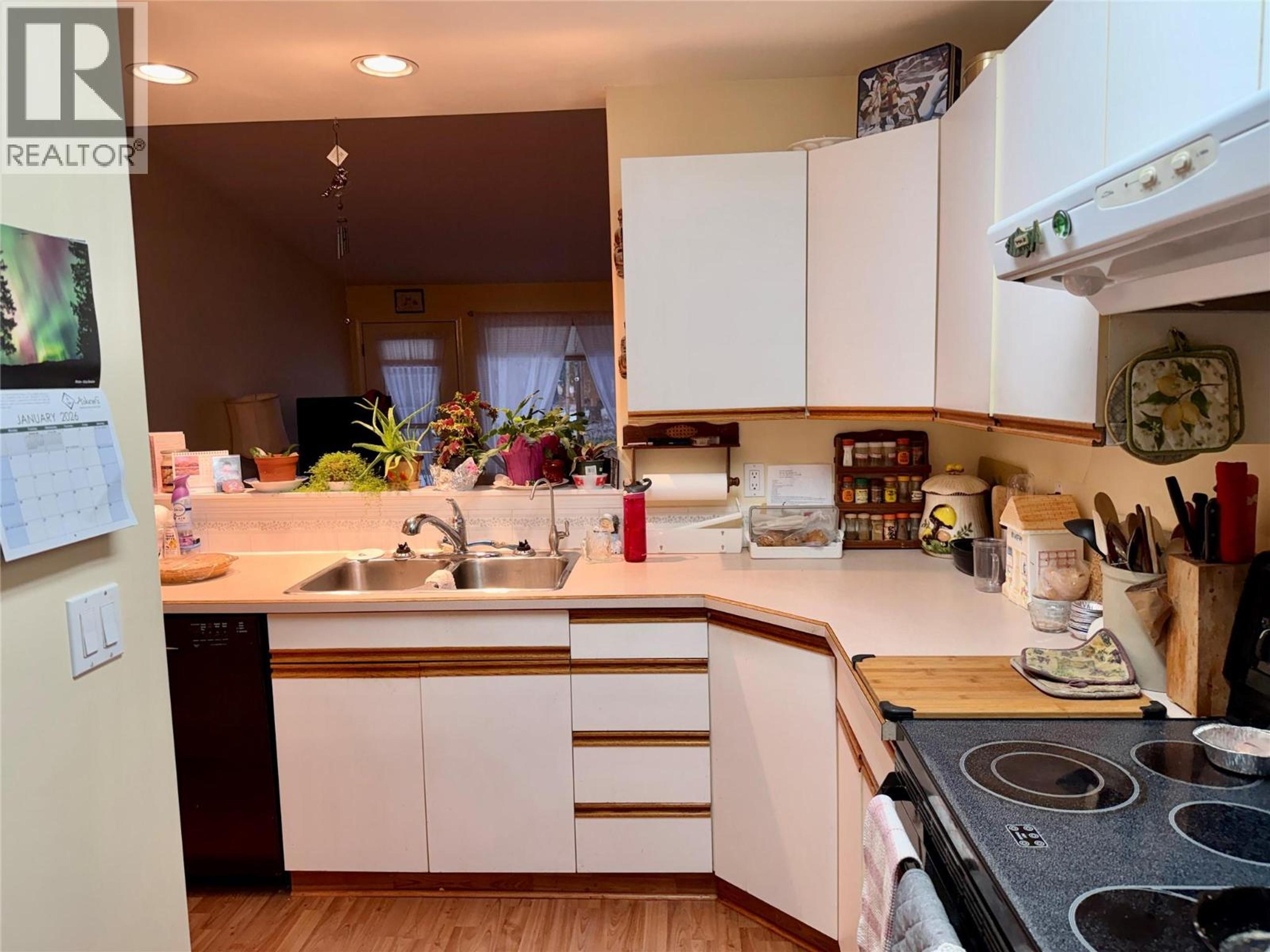 #22 221 TEMPLE STREET - 13