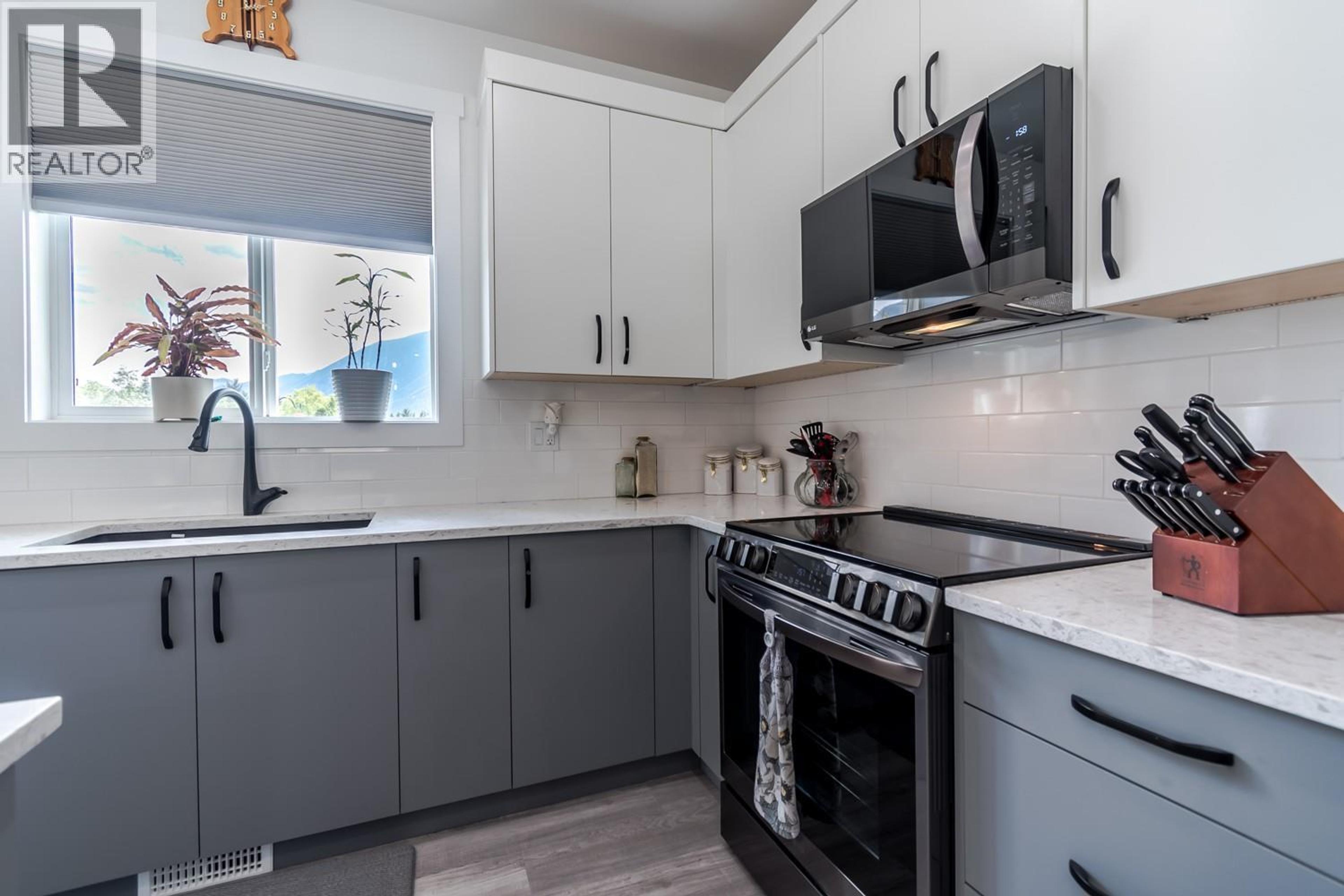 180 HOLLYWOOD CRESCENT - 16