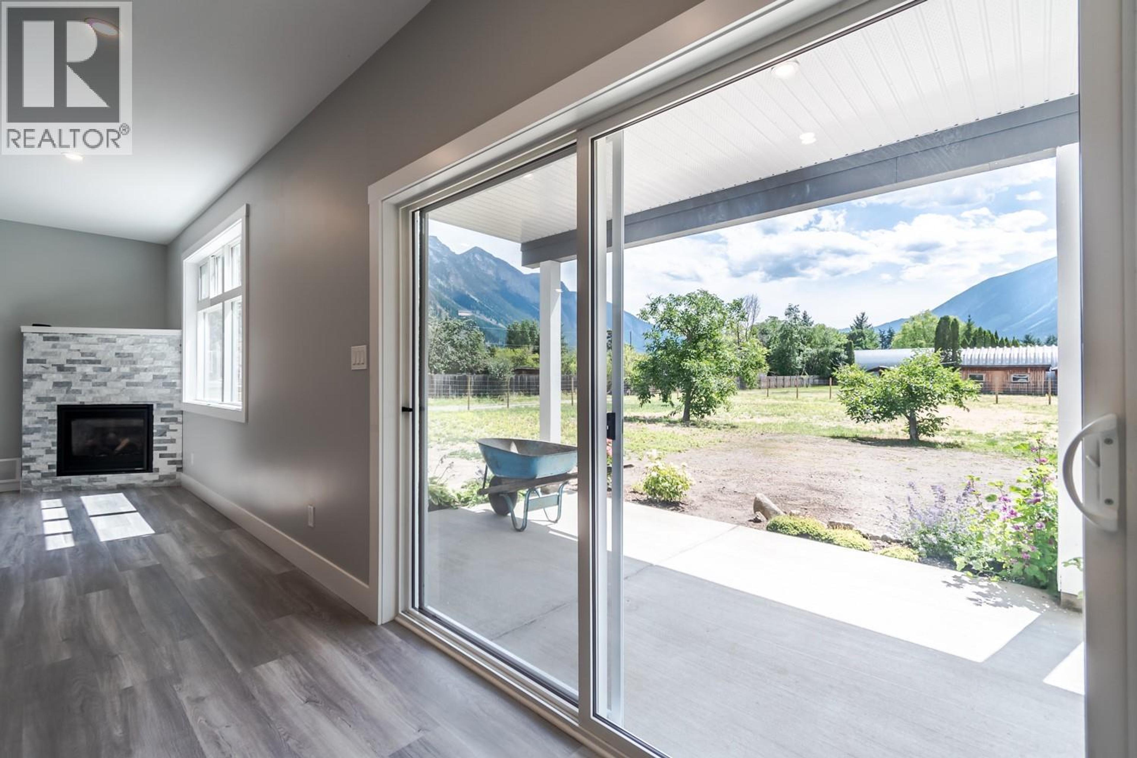 180 HOLLYWOOD CRESCENT - 40